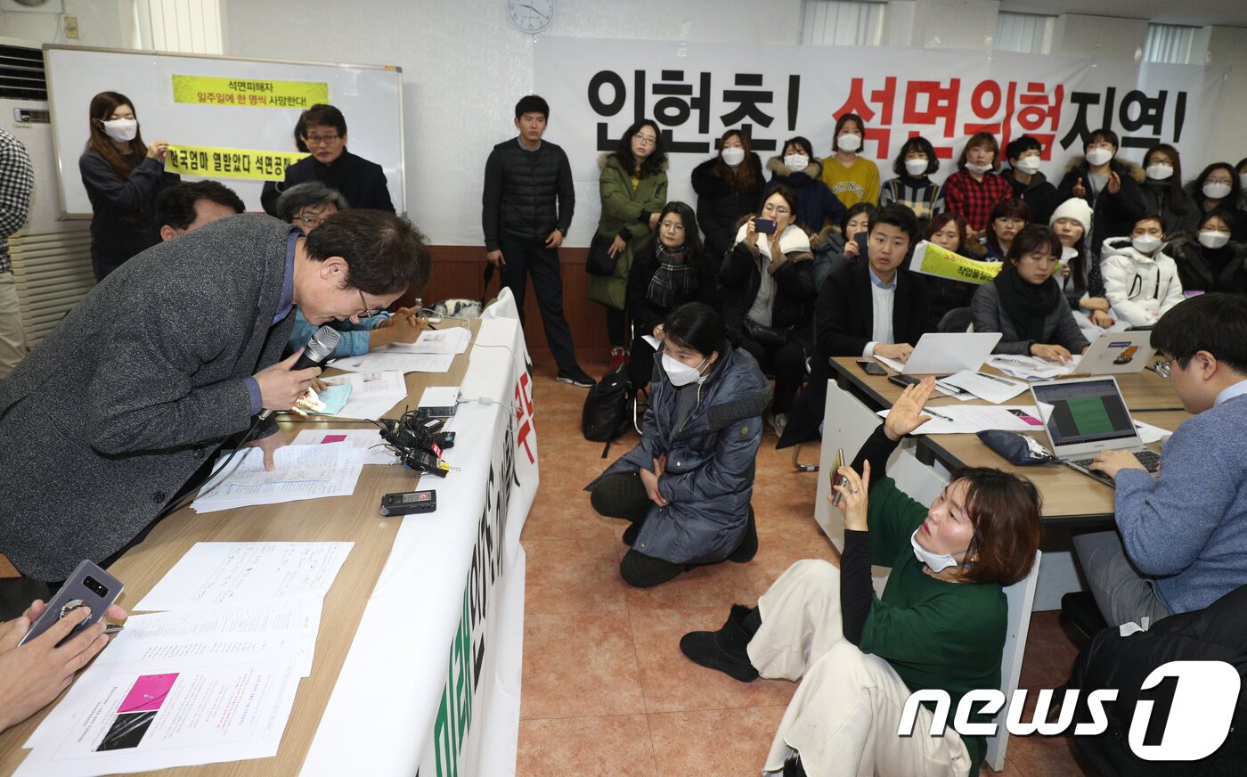 본문 이미지 - 조희연 서울시교육감(왼쪽)이 지난 2월23일 오전 서울 관악구 낙성대동주민센터에서 열린 인헌초등학교 석면 문제 조사결과 발표 현장을 찾아 학부모들에게 인사하고 있다.2018.2.23./뉴스1 ⓒ News1 신웅수 기자