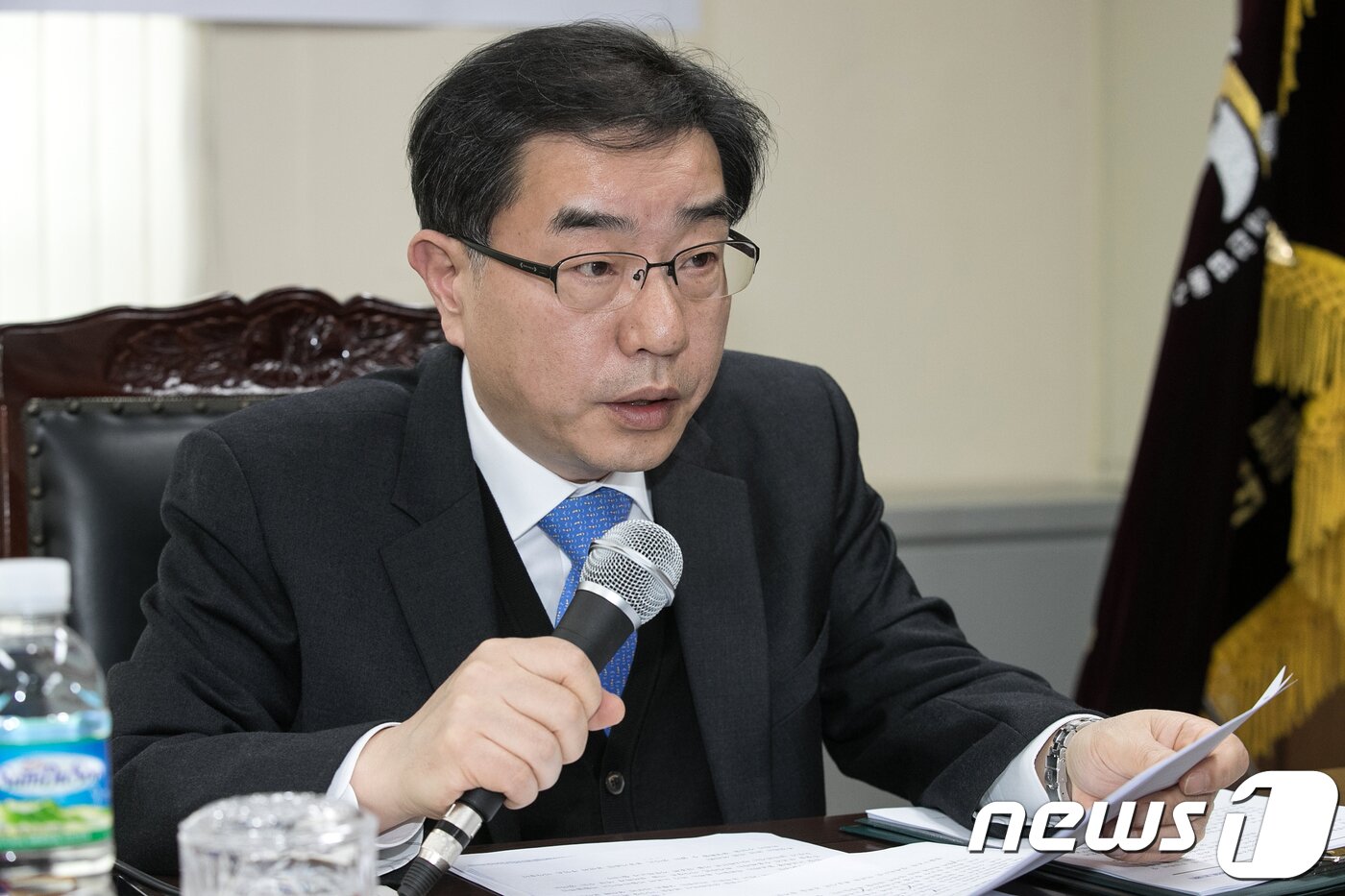 본문 이미지 - 이헌 대한법률구조공단 이사장이 23일 오전 서울 서초구 대한법률구조공단 회의실에서 열린 법률공단 노조파업 관련 간담회에서 발언하고 있다. 이날 이 이사장은 "이번 노조의 총파업은 변호사법에 위배되는 불법파업이며 공단은 불법파업에 적극 대응하겠다＂고 밝혔다. 한편 법률공단노조는 이 이사장을 박근혜정부 국정농단 세력의 낙하산으로 규정하고 지난 21일부터 퇴진을 촉구하는 총파업에 돌입했다. 2018.2.23/뉴스1 ⓒ News1 이승배 기자