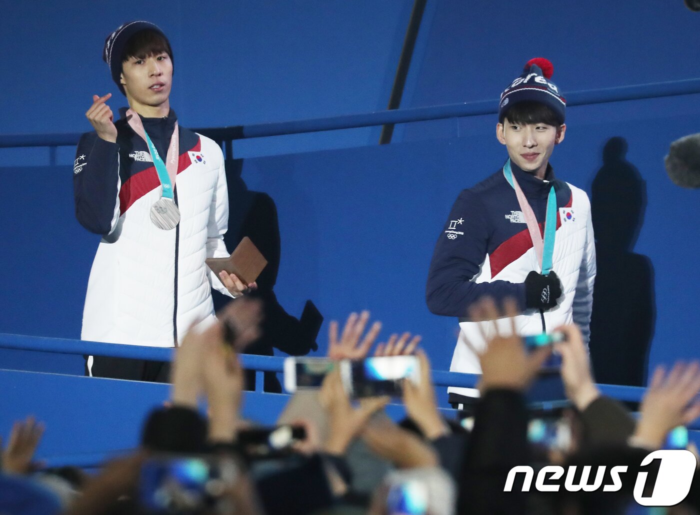 본문 이미지 - 2018 평창 동계 올림픽 쇼트트랙 남자 500m에서 은메달을 획득한 황대헌(왼쪽)과 동메달을 딴 임효준. 2018.2.23 ⓒ 뉴스1 이재명 기자