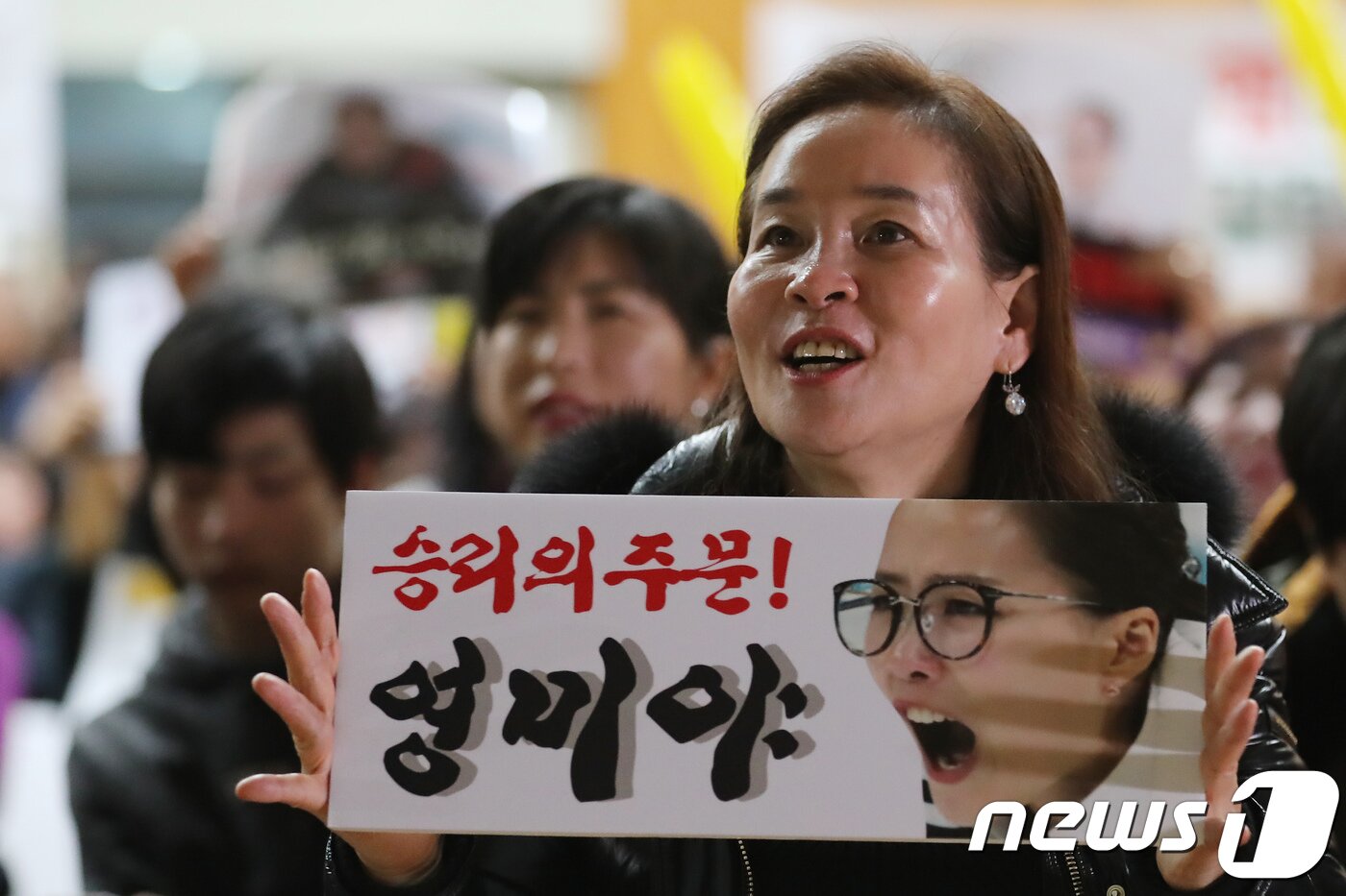 본문 이미지 - 평창동계올림픽 여자 컬링 준결승전 한국 대 일본의 경기가 열린 23일 오후 경북 의성군 의성여고등 강당에서 재학생과 주민들이 대형 스크린을 통해 경기를 관람하며 선수들을 응원하고 있다. 2018.2.23/뉴스1 ⓒ News1 공정식 기자