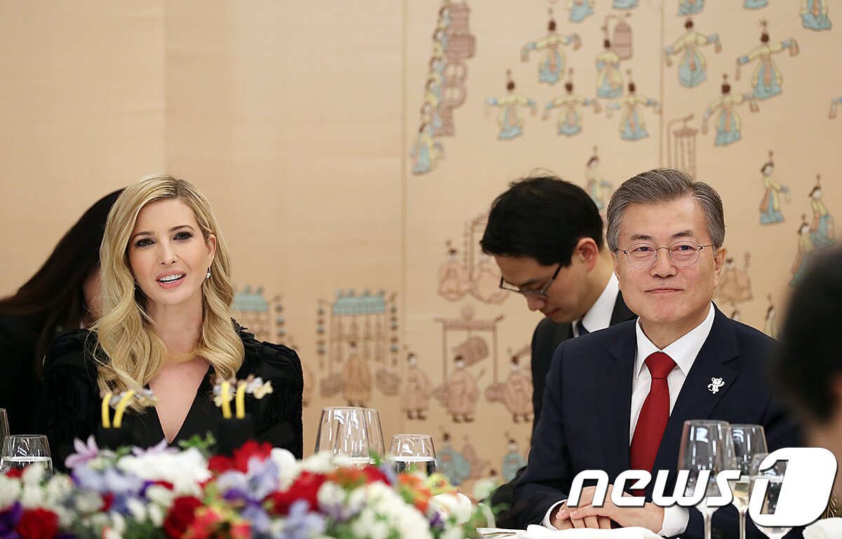 본문 이미지 - 문재인 대통령과 이방카 트럼프 미국 백악관 보좌관이 2018년 2월23일 오후 서울 청와대 상춘재에서 만나 환담을 나누고 있다. (청와대 제공) 2018.2.23/뉴스1 ⓒ News1 이광호 기자
