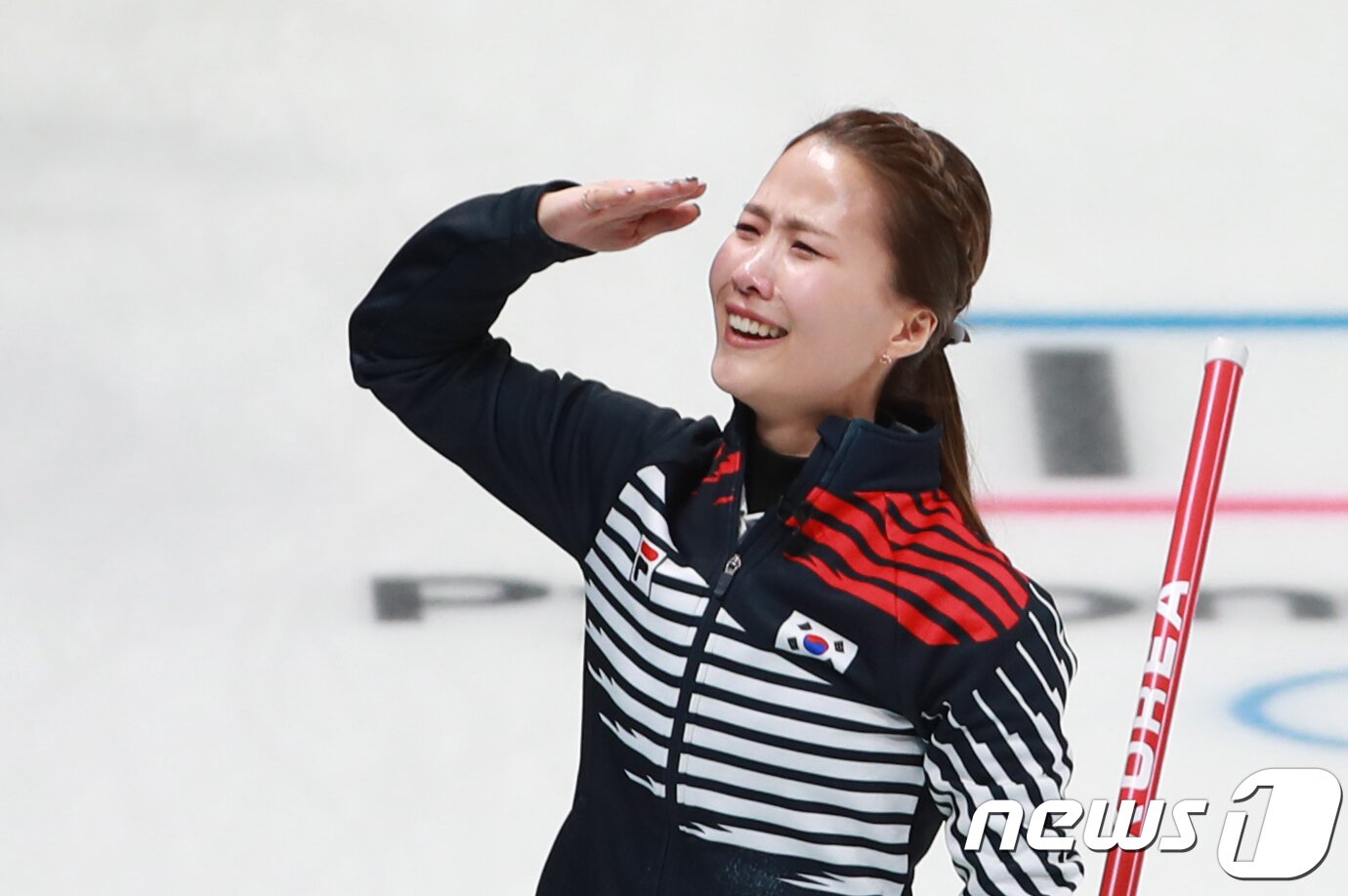 본문 이미지 - 대한민국 여자 컬링 대표팀 김은정이 23일 강원도 강릉컬링센터에서 열린 2018평창 동계올림픽 컬링 여자 준결승전 일본과의 경기에서 8대7로 승리를 거둔 후 관중을 향해 거수경례하고 있다. 2018.2.23/뉴스1 ⓒ News1 임세영 기자