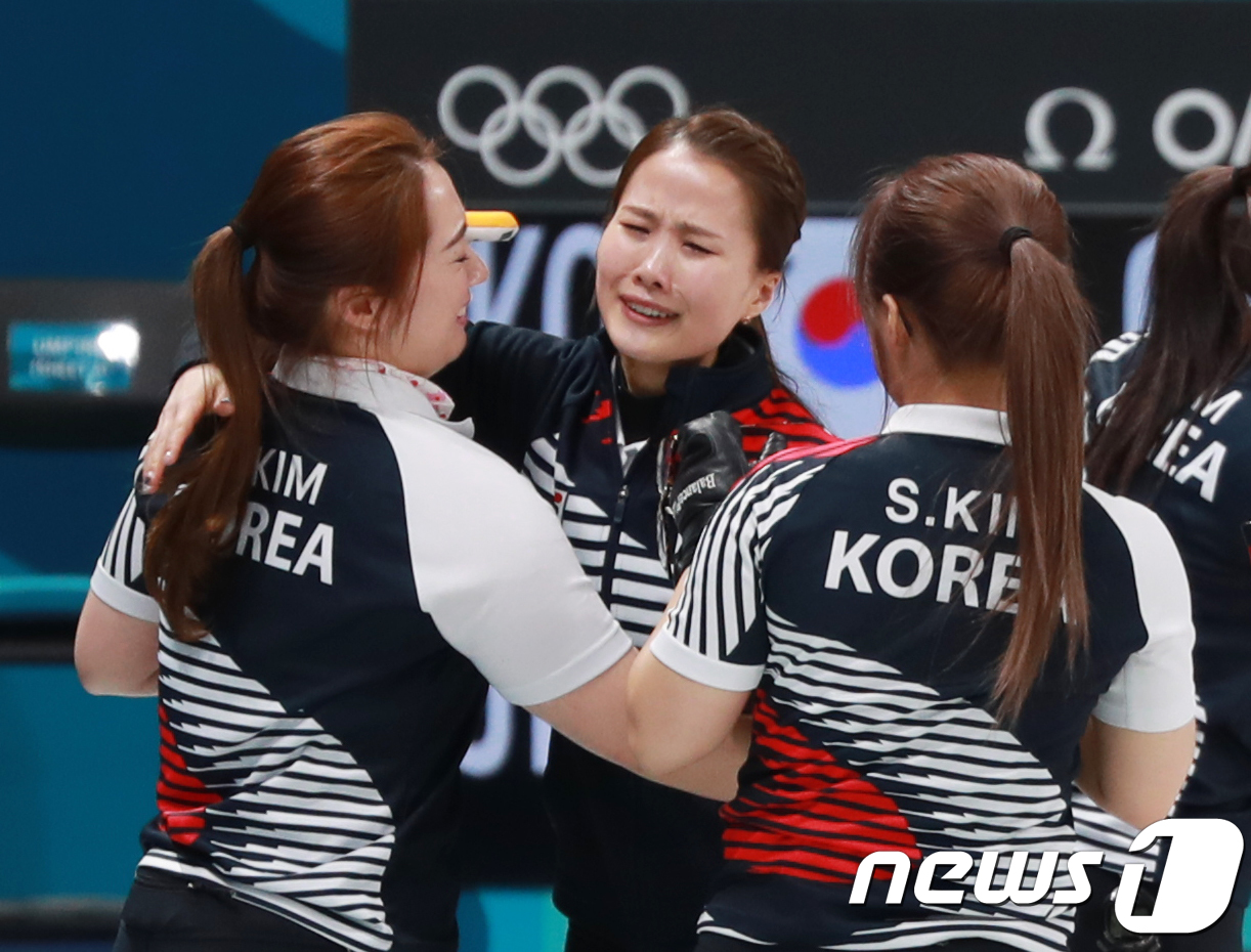 (강릉=뉴스1) 임세영 기자 = 대한민국 여자 컬링 대표팀 김은정이 23일 강원도 강릉컬링센터에서 열린 2018평창 동계올림픽 컬링 여자 준결승전 일본과의 경기에서 승리를 거둔 후 …
