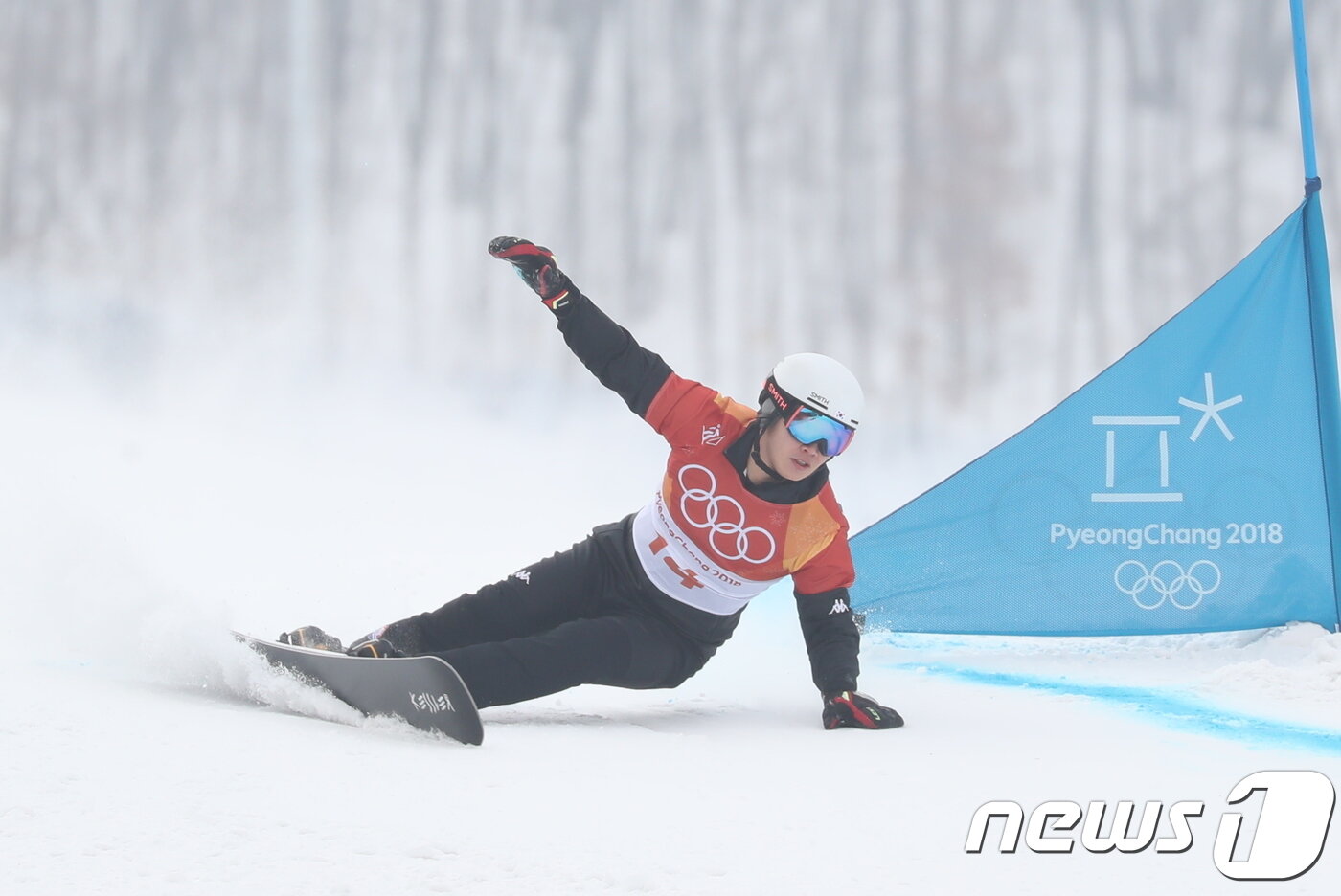 본문 이미지 - 대한민국 이상호가 24일 강원도 평창군 휘닉스 스노경기장에서 열린 2018 평창동계올림픽 스노보드 남자 평행대회전 예선에서 질주하고 있다. 2018.2.24/뉴스1 ⓒ News1 유승관 기자