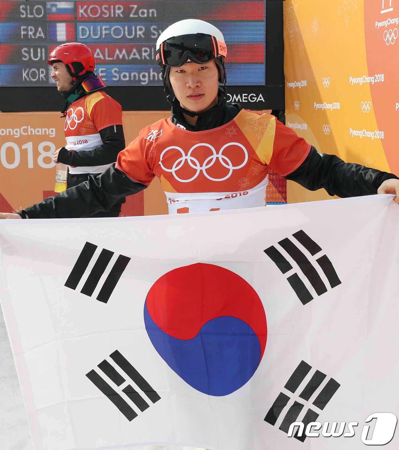 본문 이미지 - 대한민국 이상호가 24일 강원도 평창군 휘닉스 스노경기장에서 열린 2018 평창동계올림픽 스노보드 남자 평행대회전 결승에서 2위로 결승선을 통과해 은메달을 획득하고 있다. 이상호의 은메달은 한국 스키 사상 첫 메달이다. 2018.2.24/뉴스1 ⓒ News1 유승관 기자