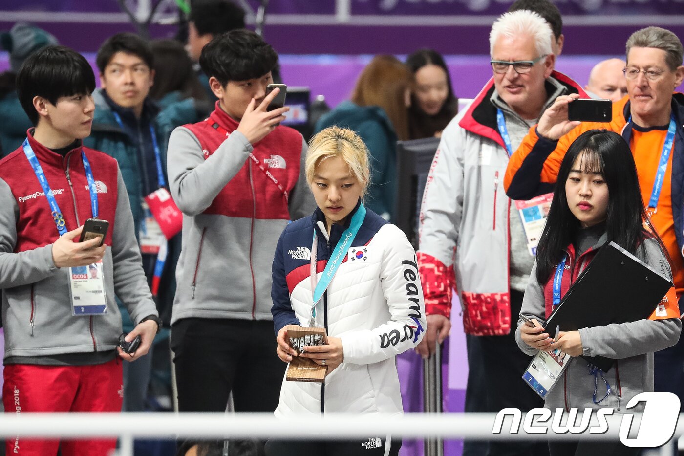 본문 이미지 - 대한민국 김보름이 지난 24일 강원 강릉 스피드스케이팅 경기장에서 열린 2018 평창동계올림픽 스피드 스케이팅 여자 매스스타트 시상식에서 은메달을 걸고 있다.  2018.2.24/뉴스1 ⓒ News1 유승관 기자