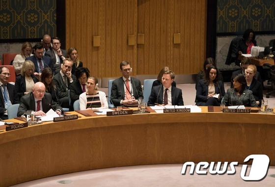 [사진] 발언하는 주 유엔 러 대사…바라보는 헤일리 대사