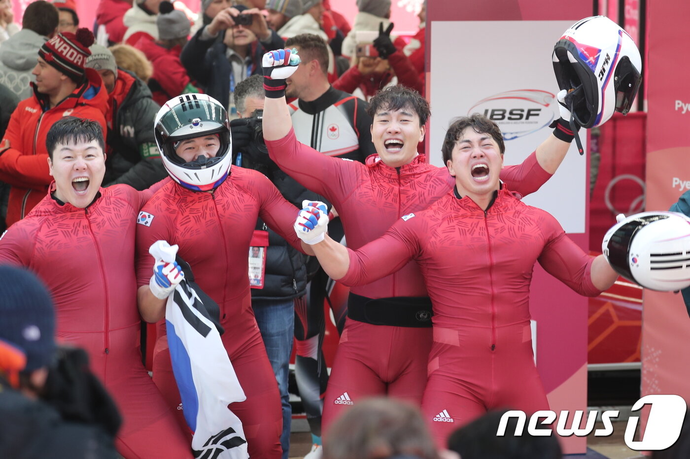 본문 이미지 - 2018 평창 올림픽에서 아시아 최초 봅슬레이 은메달을 땄던 원윤종(맨 왼쪽). ⓒ 뉴스1 이재명 기자