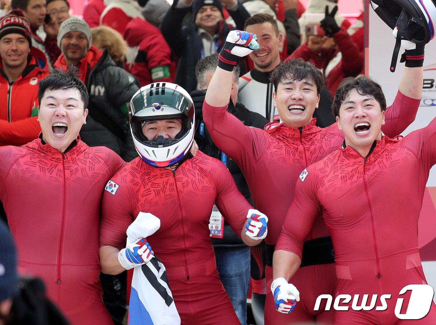 본문 이미지 - 2018 평창 동계올림픽에서 아시아 최초 봅슬레이 은메달을 딴 한국 대표팀이 메달 확정 후 환호하고 있다. 맨 왼쪽이 원윤종. / 뉴스1 DB ⓒ News1 이재명 기자