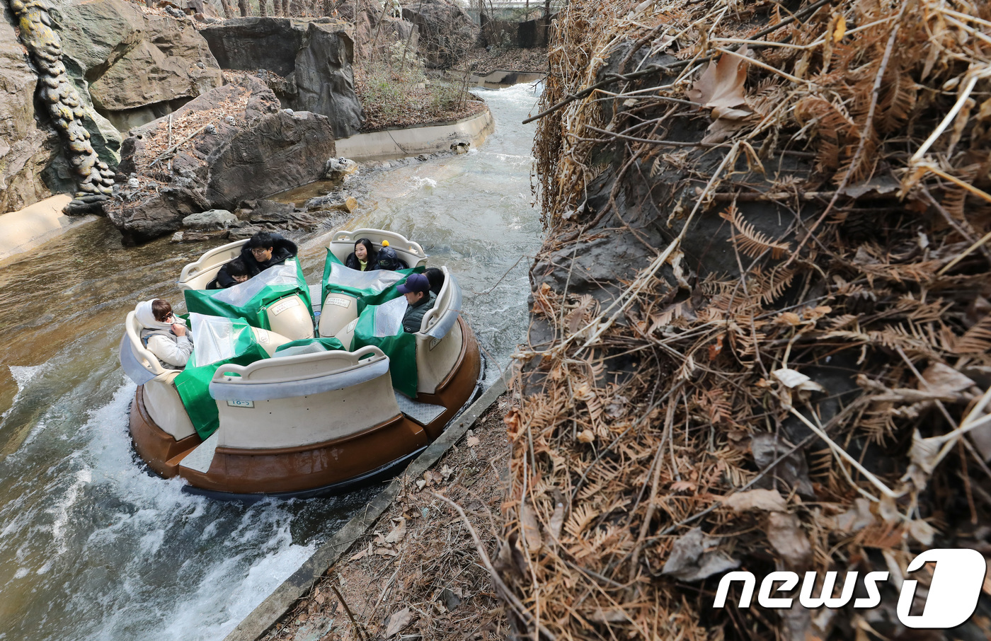 (용인=뉴스1) 오장환 기자 = 25일 오후 경기도 용인시 에버랜드를 찾은 시민들이 겨울동안 운행 중지 후 재가동한 아마존 익스프레스 놀이기구를 타고 있다.에버랜드는 다음 달 15 …