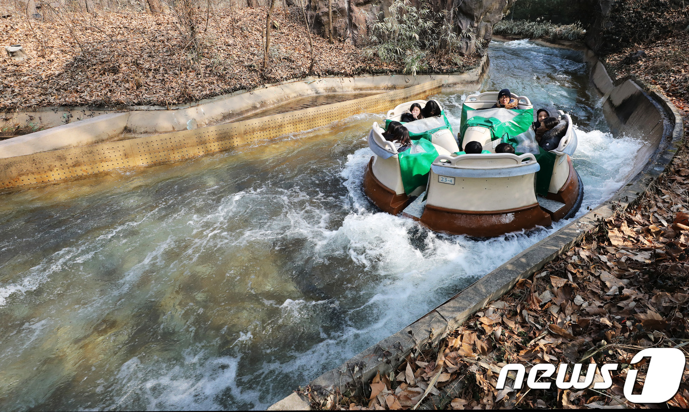 (용인=뉴스1) 오장환 기자 = 25일 오후 경기도 용인시 에버랜드를 찾은 시민들이 겨울동안 운행 중지 후 재가동한 아마존 익스프레스 놀이기구를 타고 있다.에버랜드는 다음 달 15 …