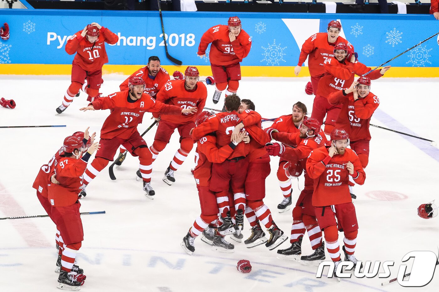 본문 이미지 - 남자 아이스하키 러시아 출신 올림픽 선수들(OAR)이 25일 강원도 강릉하키센터에서 열린 2018 평창동계올림픽 아이스하키 남자 결승 러시아 출신 올림픽팀(OAR)과 독일의 경기에서 연장전 끝에 4대3으로 승리, 금메달을 차지한 후 환호하고 있다. 2018.2.25/뉴스1 ⓒ News1 유승관 기자
