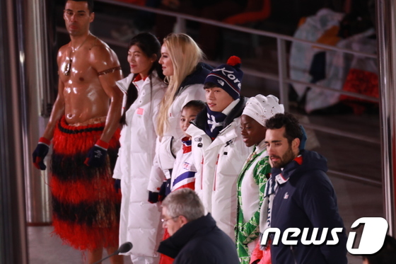 윤성빈과 렴대옥이 전체 선수들을 대표해 폐회식 무대에 등장했다.  © News1 임세경 기자