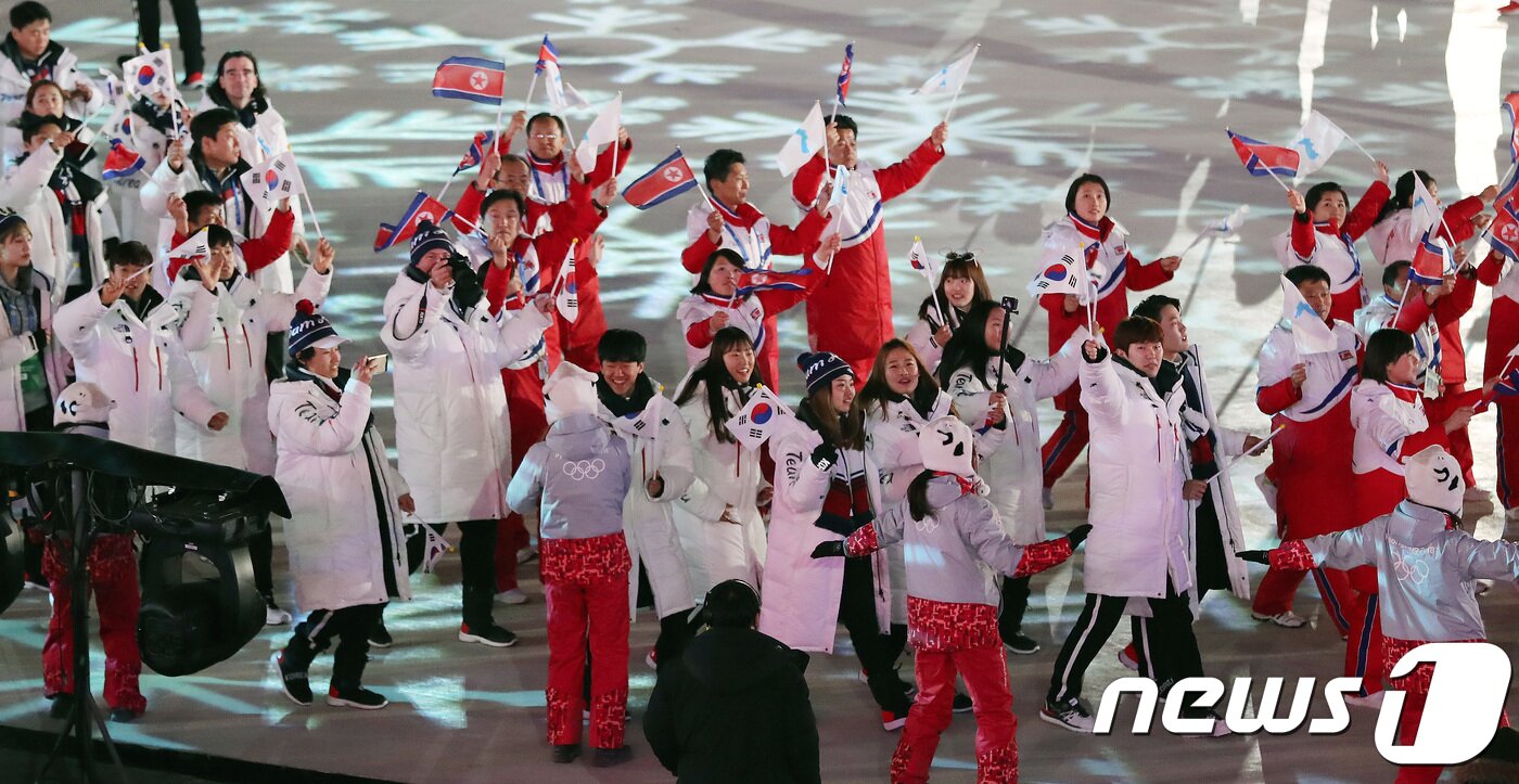 본문 이미지 - 25일 강원도 평창올림픽스타디움 열린 2018 평창올림픽 폐회식에서 대한민국 선수단과 북한 선수단이 나란히 입장하고 있다. . 2018.2.25/뉴스1 ⓒ News1 임세영 기자