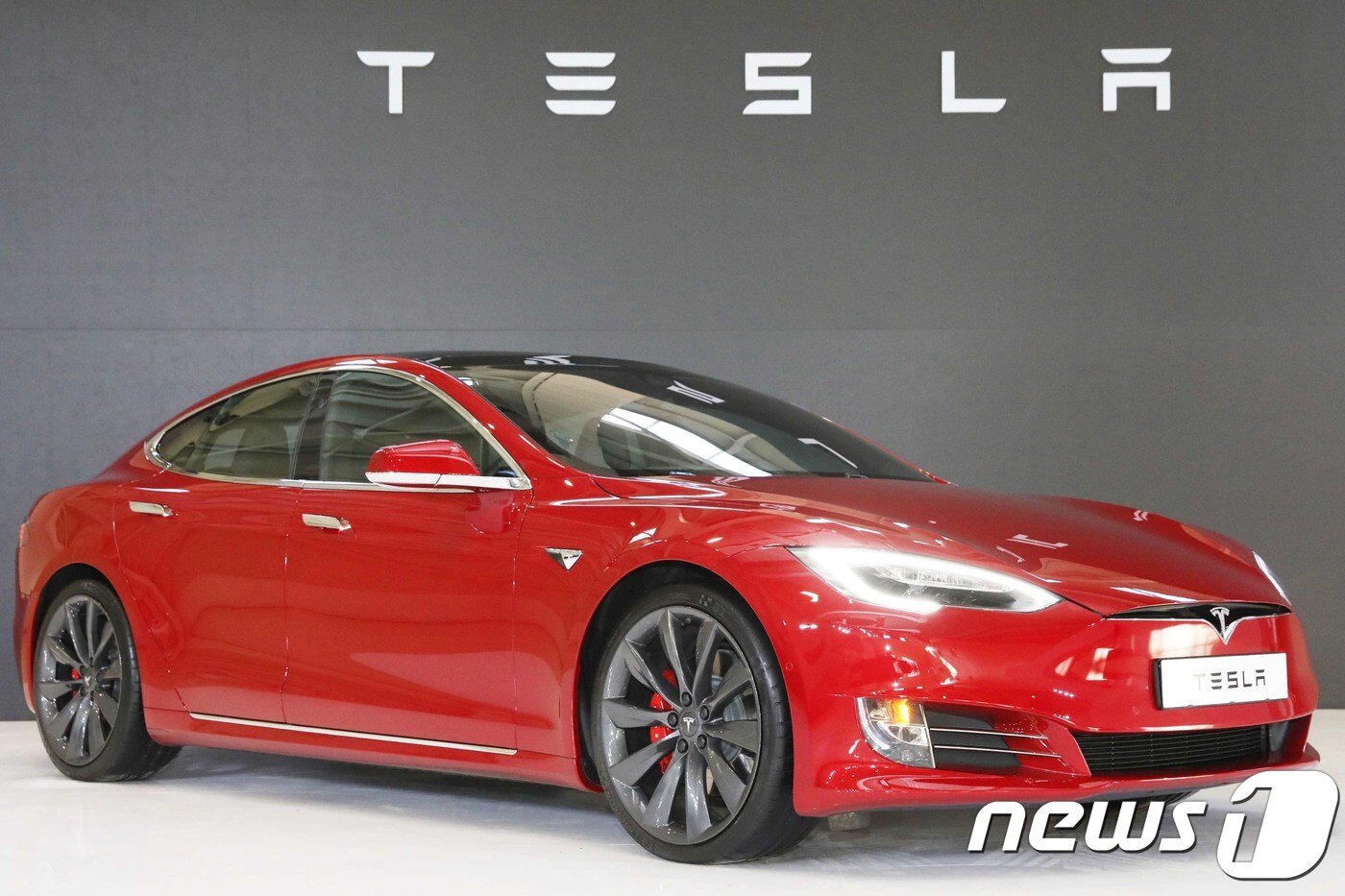 본문 이미지 - 2018년 2월26일 경기도 김포시 한국타임즈항공에서 공개된 테슬라 모델 S P100D. (테슬라 제공) 2018.2.26/뉴스1