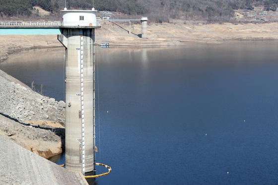 청도 운문댐서 강풍에 수중측량보트 뒤집혀…50대 2명 구조