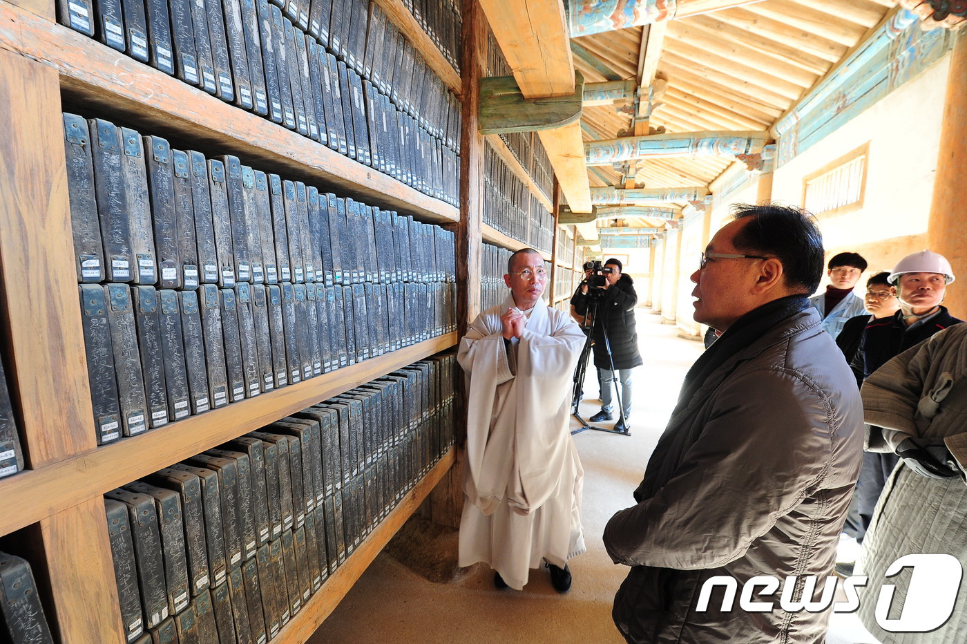 (서울=뉴스1) = 김종진 문화재청장(오른쪽)이 26일 오후 국가안전대진단의 일환으로 경남 합천군 해인사를 방문해 해인사 대장경연구원장 경암스님으로부터 팔만대장경의 보관상태에 대해 …