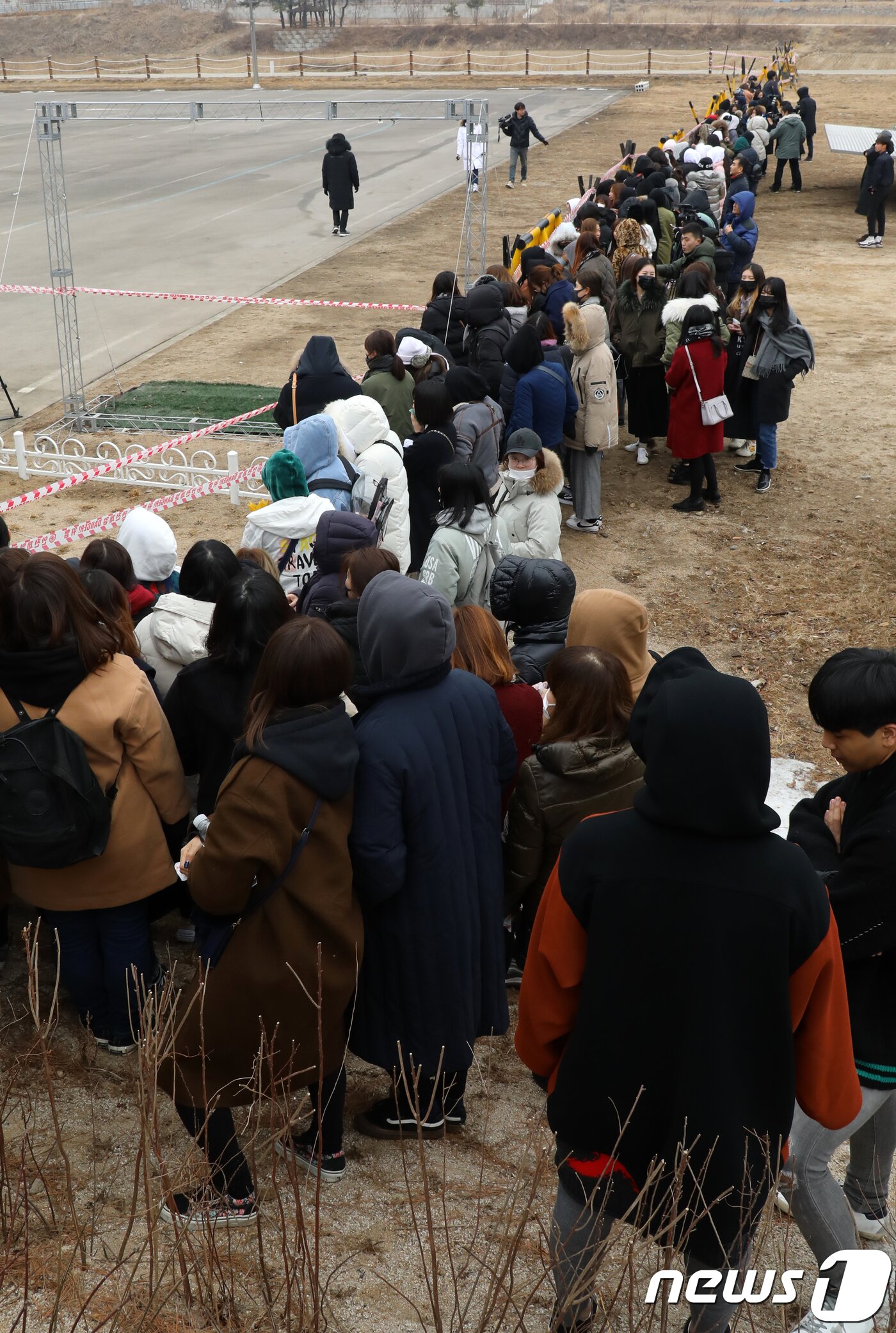 본문 이미지 - 빅뱅 지드래곤(본명 권지용)의 국내·외 팬들이 27일 오전 강원 철원 육군 3사단 백골부대 신병교육대 주차장에서 현역으로 입대하는 지드래곤(권지용)을 기다리고 있다. 2018.2.27/뉴스1 ⓒ News1 하중천 기자