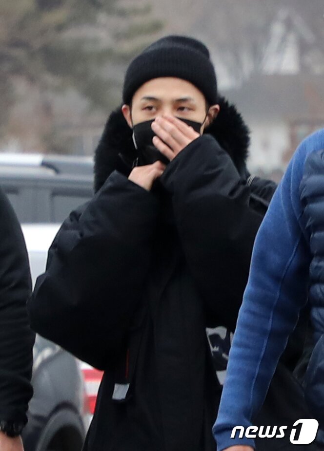 본문 이미지 - 빅뱅 지드래곤(본명 권지용)이 27일 오전 강원 철원 육군 3사단 백골부대 신병교육대 입구로 걸어가고 있다. 이날 지드래곤은 팬들에 대한 별다른 인사 없이 조용히 입대했다. 2018.2.27/뉴스1 ⓒ News1 하중천 기자