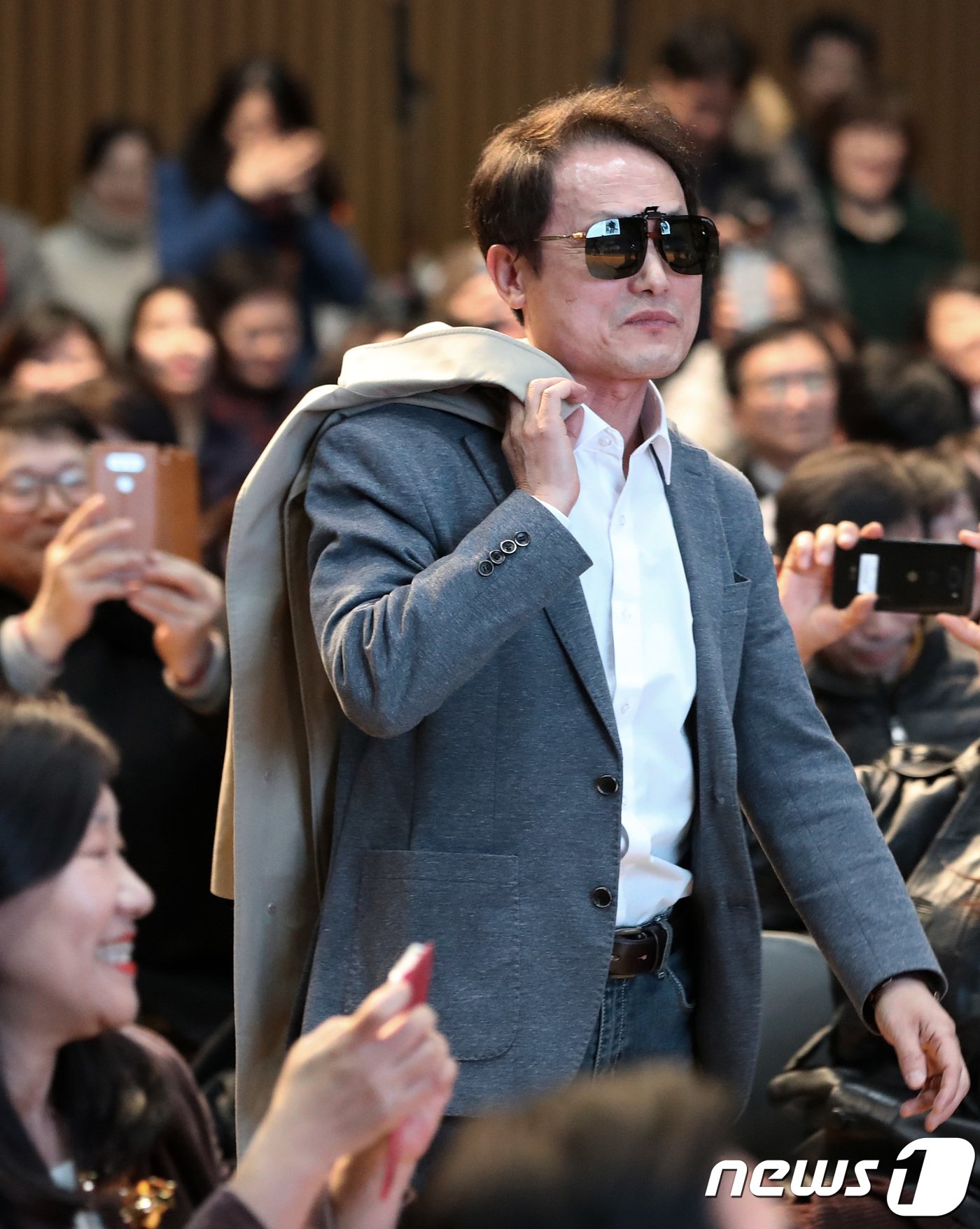 본문 이미지 - 조희연 서울시교육감이 27일 서울시청에서 열린 자신의 교육 에세이집 &#39;태어난 집은 달라도 배우는 교육은 같아야 한다&#39; 출판기념회에서 깜짝 패션쇼를 선보이고 있다.  2018.2.27/뉴스1 ⓒ News1 오대일 기자