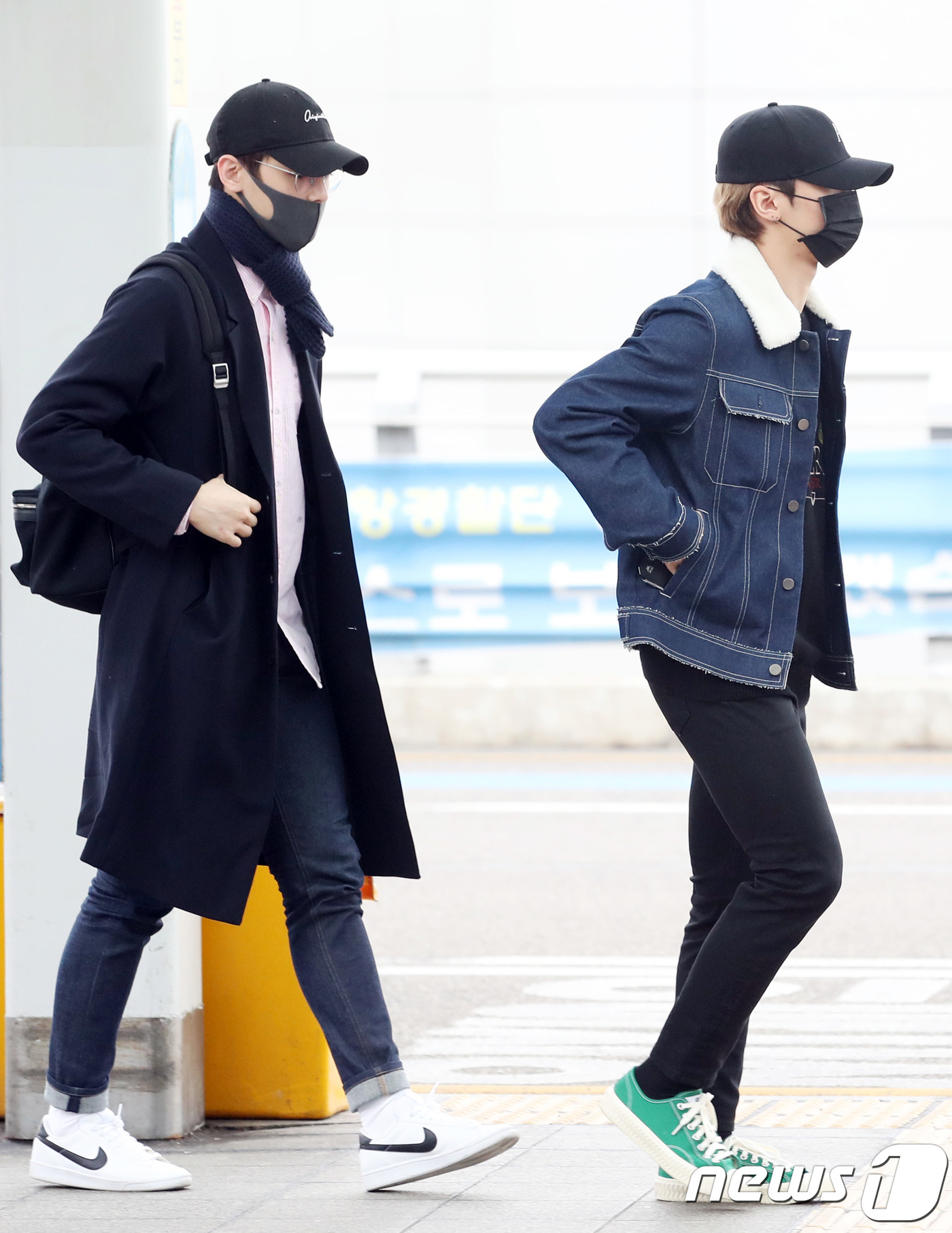 (인천공항=뉴스1) 권현진 기자 = 아스트로 차은우(왼쪽), 라키가 콘서트차 28일 오전 인천공항국제공항을 통해 태국으로 출국하고 있다. 2018.2.28./뉴스1