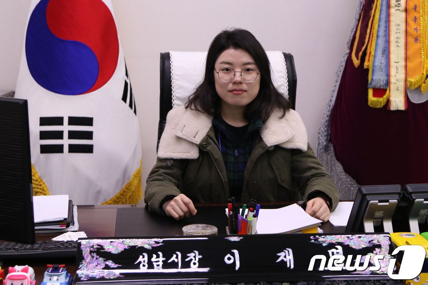본문 이미지 - 이재명 시장 집무실 의자에 앉아 기념촬영을 하고 있는 한 교육생.(성남시 제공)ⓒ News1