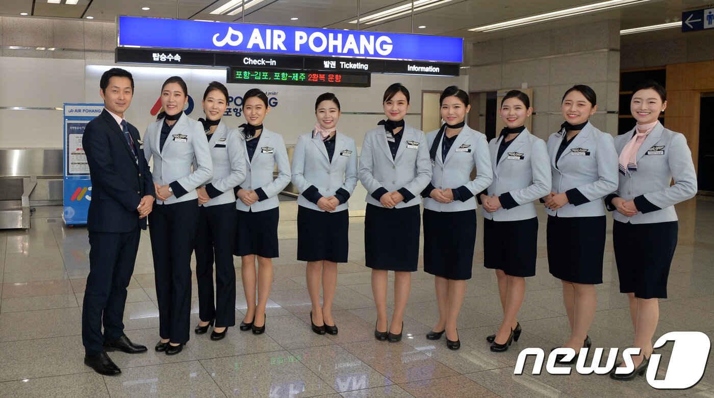 본문 이미지 - 에어포항 승무원들이 3일 경북 포항공항에서 열린 정기편 신규 취항식에서 고객들을 맞이하고 있다..2018.2.3/뉴스1 ⓒ News1 최창호 기자