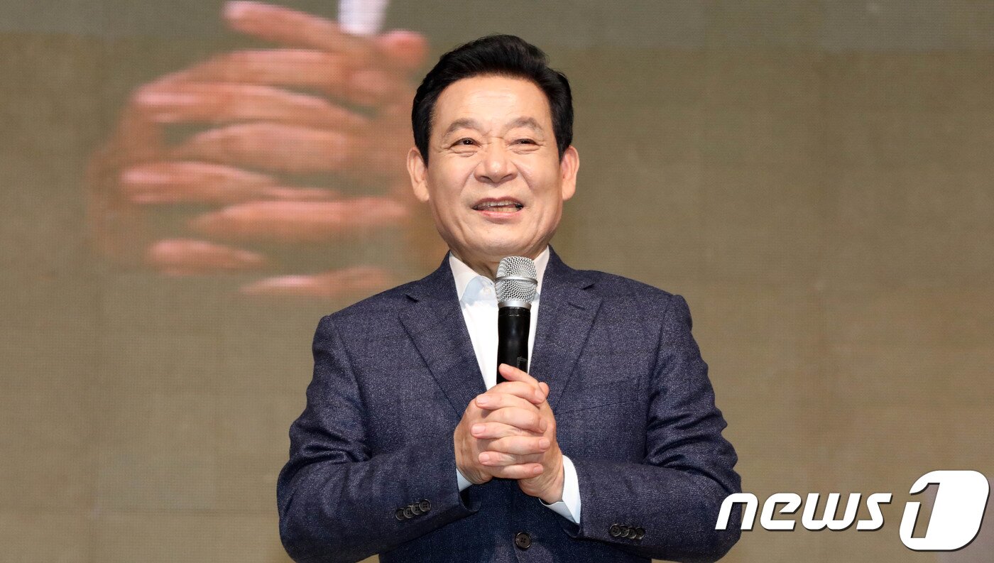 본문 이미지 - 윤장현 광주시장이 3일 오후 광주 서구 김대중컨벤션센터에서 출판기념회를 열고 광주형 일자리에 대한 설명을 하고 있다. 2018.2.3/뉴스1 ⓒ News1 남성진 기자
