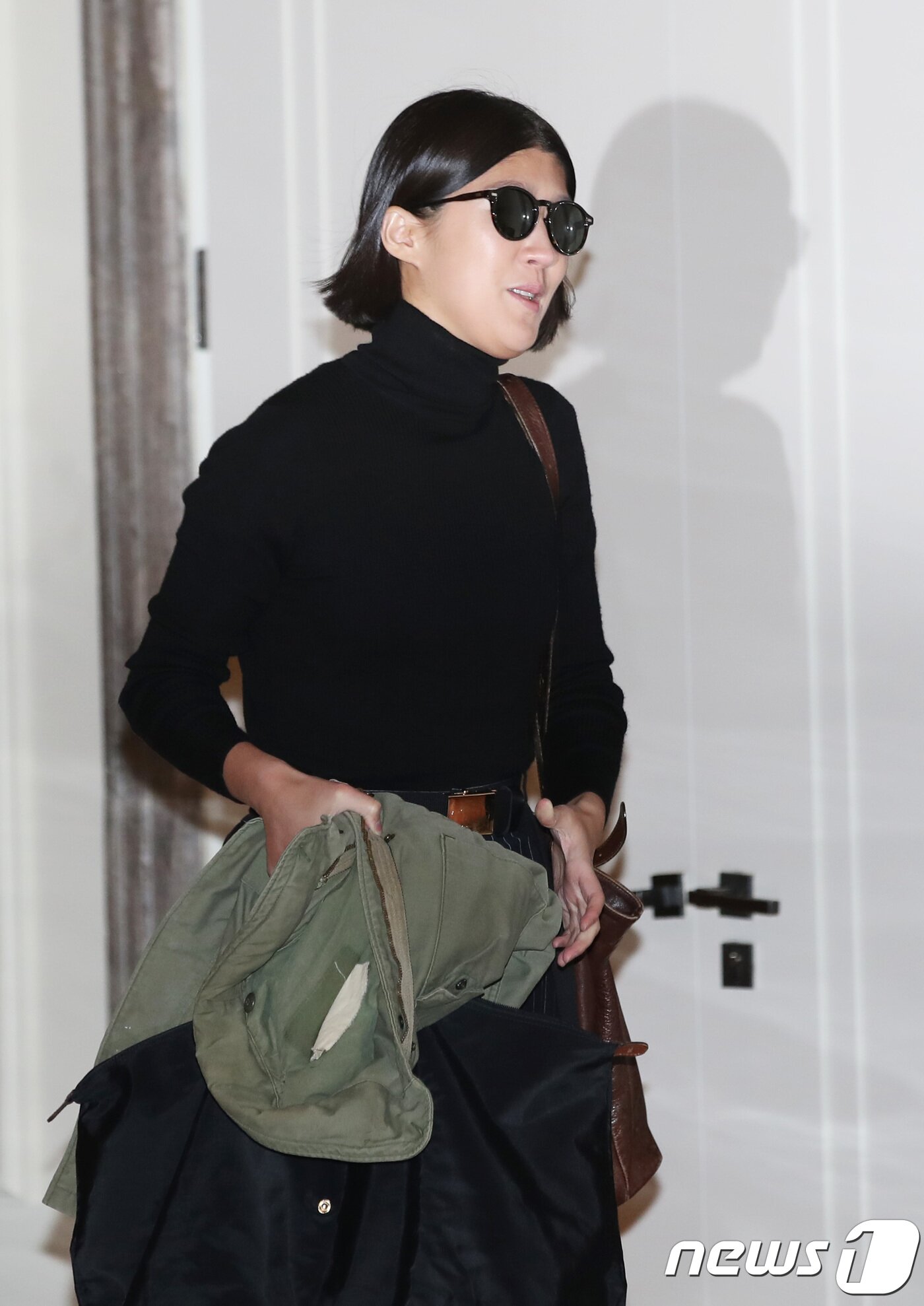 본문 이미지 - 방송인 홍진경이 3일 오후 인천 영종도 파라다이스호텔에서열린 ‘빅뱅 태양과 민효린’ 결혼식 애프터 파티에 참석하고 있다. 2018.2.3./뉴스1 ⓒ News1 권현진 기자