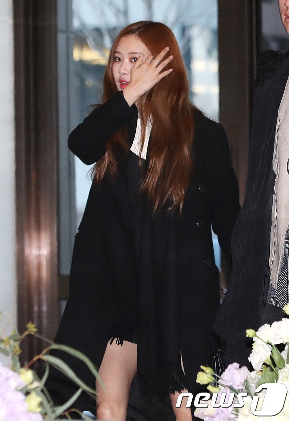 본문 이미지 - 블랙핑크 로제가 3일 오후 인천 영종도 파라다이스호텔에서열린 ‘빅뱅 태양과 민효린’ 결혼식 애프터 파티에 참석하고 있다. 2018.2.3./뉴스1 ⓒ News1 권현진 기자