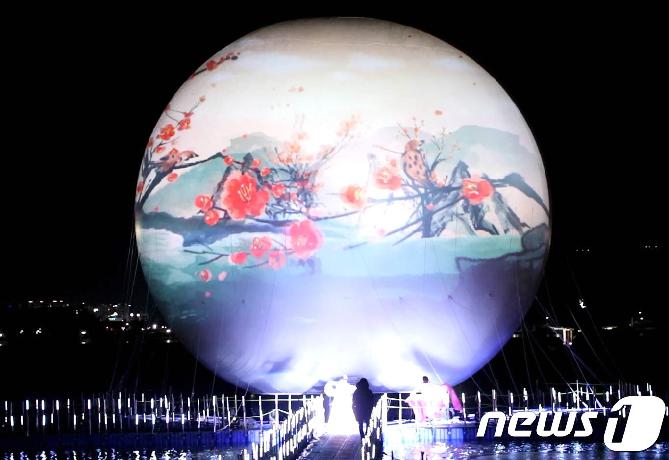 본문 이미지 - 3일 강원도 강릉시 경포호에서 평창문화올림픽 프로그램의 일환으로 라이트아트 쇼 &#39;달빛호수&#39; 가 진행되고 있다. 달빛호수 아트쇼는 오는 25일까지 경포호 일원에서 매일 오후 7시·8시·9시 등 하루 총 3회씩 10분간 진행된다. 2018.2.3/뉴스1 ⓒ News1 고재교 기자