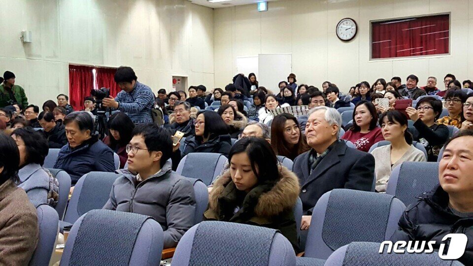 본문 이미지 - 유홍준 명지대 교수의 특강 ‘유홍준이 바라보는 전라남도의 매력'을 듣고 있는 청중들 (전남정보문화산업진흥원 제공)ⓒ News1