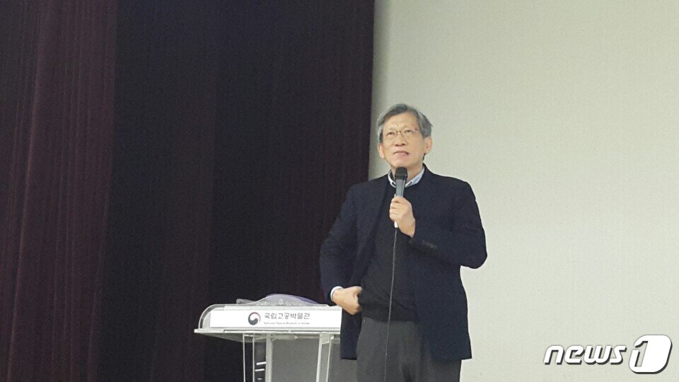 본문 이미지 - 2일 오후 서울 종로구 국립고궁박물관 별관 강당에서 미술사학자이자 전 문화재청장 유홍준 명지대 교수가 ‘유홍준이 바라보는 전라남도의 매력'이라는 제목의 특강을 하고 있다.ⓒ News1