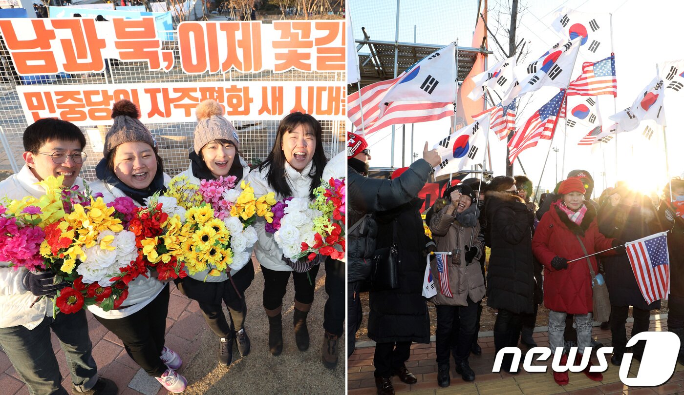 본문 이미지 - 4일 오후 남북 여자 아이스하키 단일팀과 스웨덴의 평가전이 열린 인천 선학국제빙상경기장 앞에서 민중당원들이 단일팀을 환영하는 퍼포먼스를 하고 있다. 반면 대한한국당 소속 회원들(오른쪽)이 단일팀에 반대하는 집회를 하고 있다. 2018.2.4/뉴스1 ⓒ News1 신웅수 기자