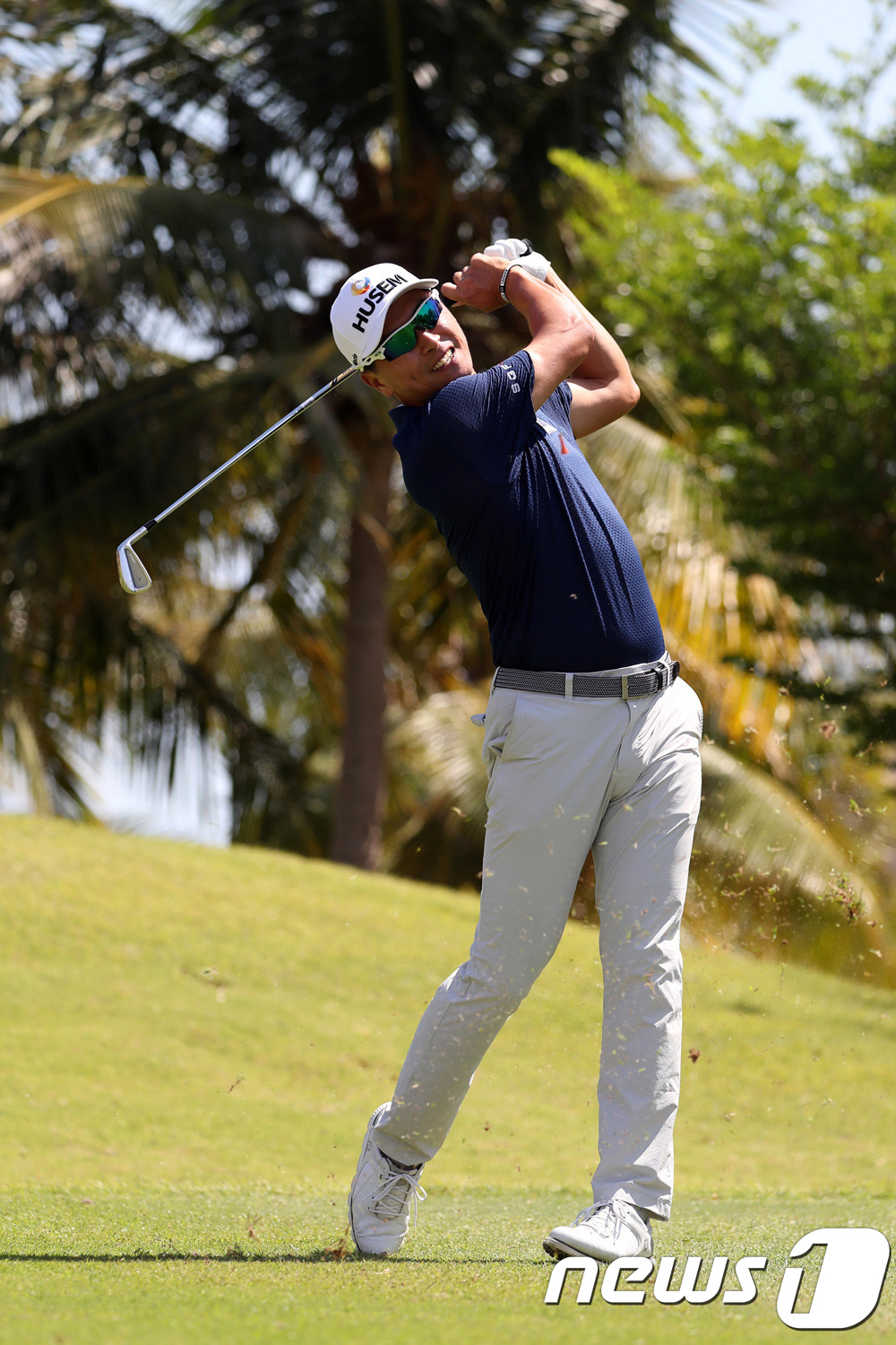 (서울=뉴스1) = 4일 베트남 무이네 씨링크 골프 리조트에서 열린 제7회 휴셈 챌린지 1라운드에서 문경준이 4번홀 아이언 티샷을 하고 있다. (팀휴셈 제공) 2018.2.4/뉴스 …
