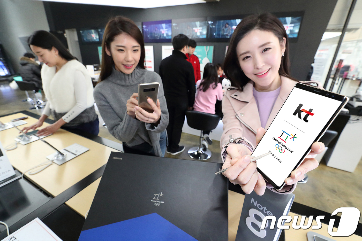 (서울=뉴스1) = KT는 5일부터 삼성전자 ‘갤럭시노트8 평창에디션’을 단독 출시하고 정식 판매를 시작한다고 밝혔다.삼성 갤럭시노트8 평창에디션은 2018 평창 동계올림픽대회를 …
