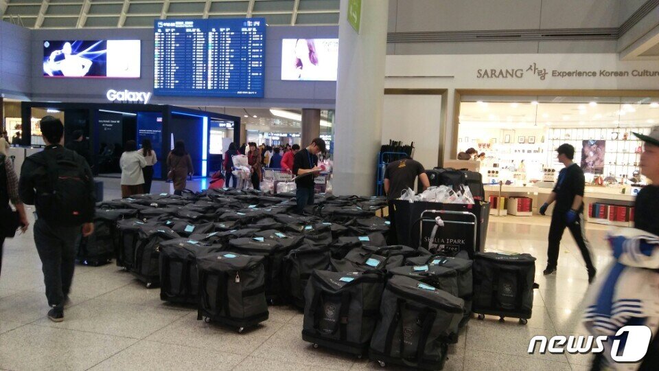 본문 이미지 - 인천국제공항 한편에 면세품 가방들이 잔뜩 놓여 있다.ⓒ News1