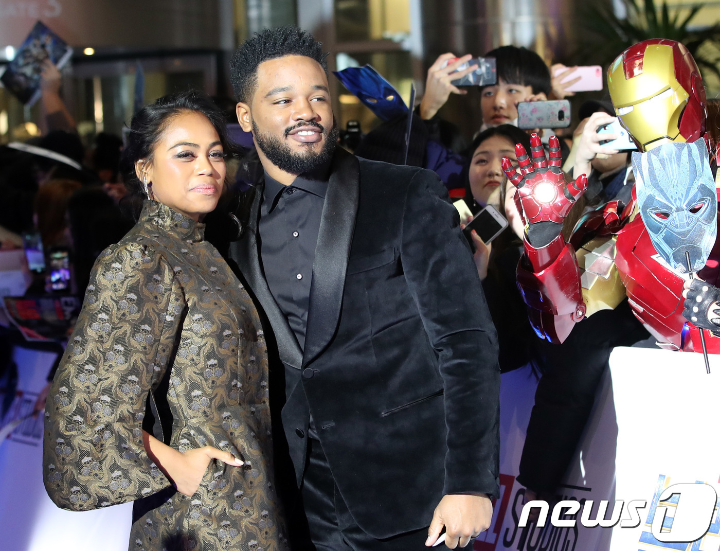 (서울=뉴스1) 권현진 기자 = 라이언 쿠글러 감독이 5일 오후 서울 영등포 타임스퀘어에서 열린 영화 '블랙팬서' 레드카펫에 아내와 함께 참석해 팬들과 즐거운 시간을 보내고 있다. …