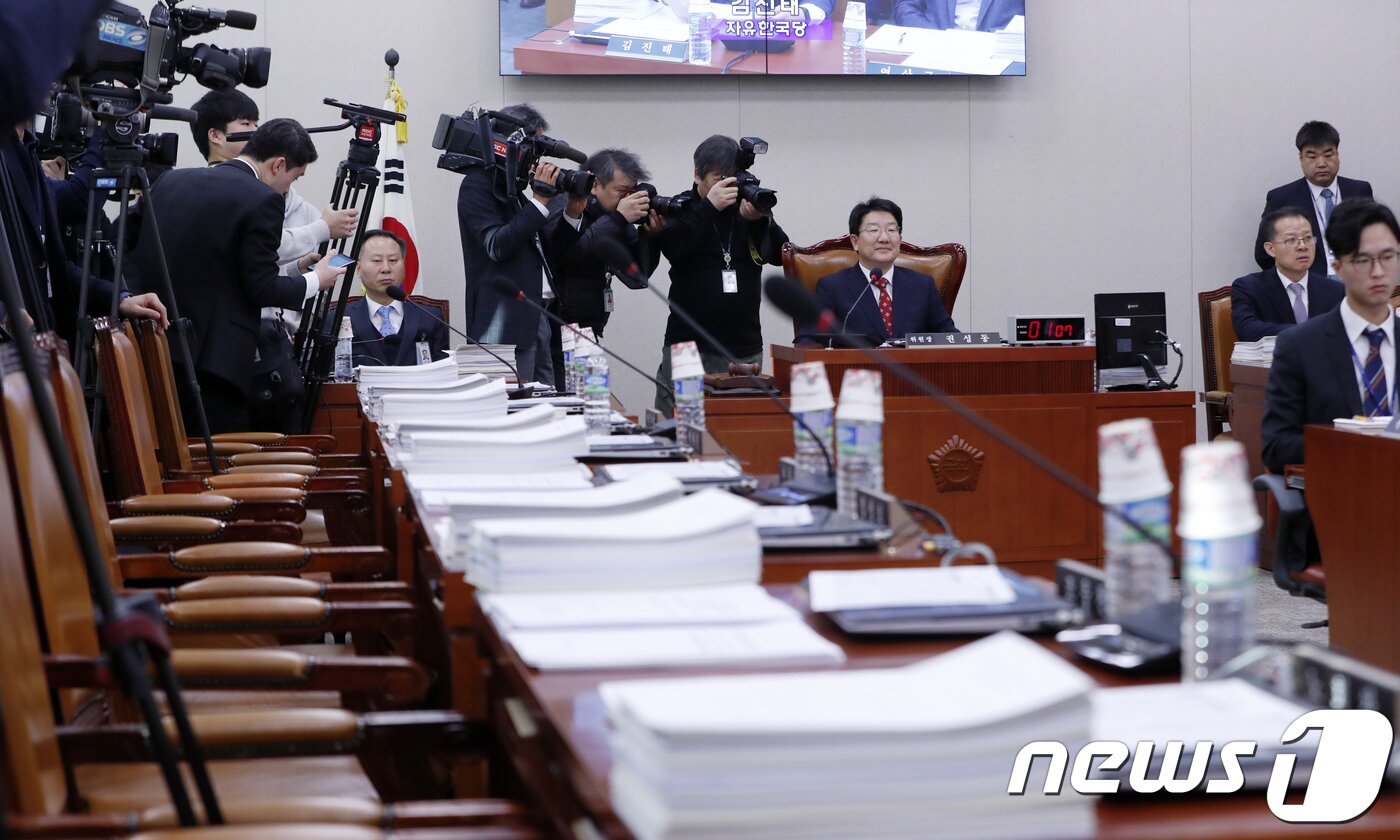 본문 이미지 - 지난 6일 서울 여의도 국회에서 열린 법제사법위원회 전체회의에서 더불어민주당 의원들이 강원랜드 채용비리 수사 외압 의혹에 휩싸인 권성동 위원장의 사임을 요구하며 퇴장, 의원석이 비어있다. ⓒ News1 안은나 기자