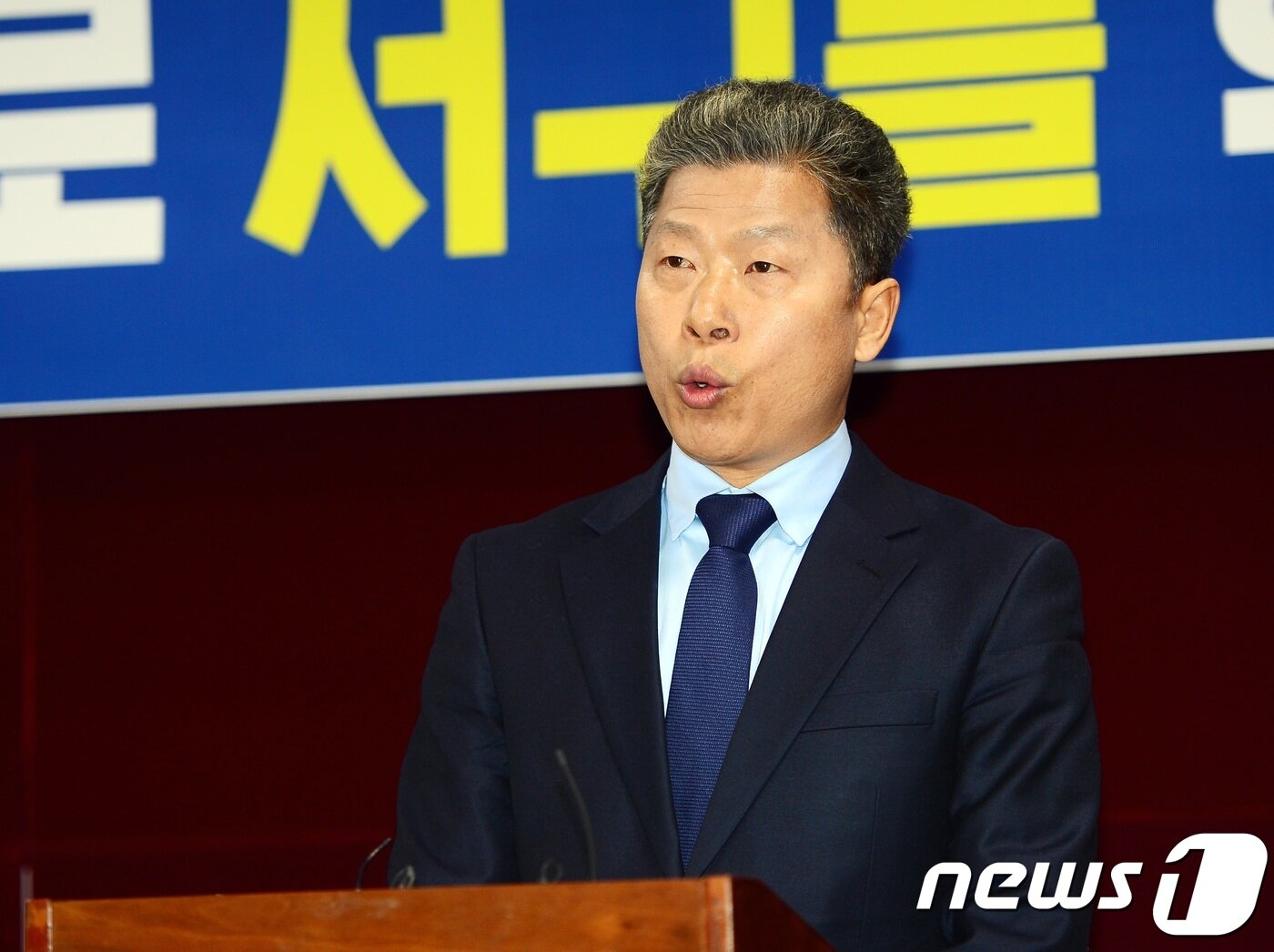 본문 이미지 - 서대석 문재인대통령 직속 지역발전위원회 국민소통 위원이 6일 광주시의회 브리핑룸에서 "소통과 협치로 서구를 혁신하겠다＂며 광주 서구청장 출마를 선언하고 있다.2018.2.6/뉴스1 ⓒ News1 박준배 기자