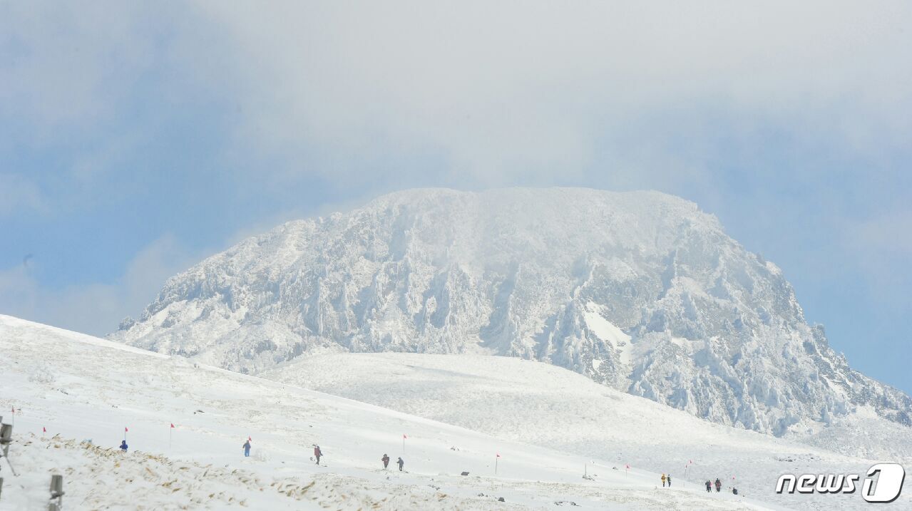 본문 이미지 - 눈 덮인 한라산 ⓒ News1