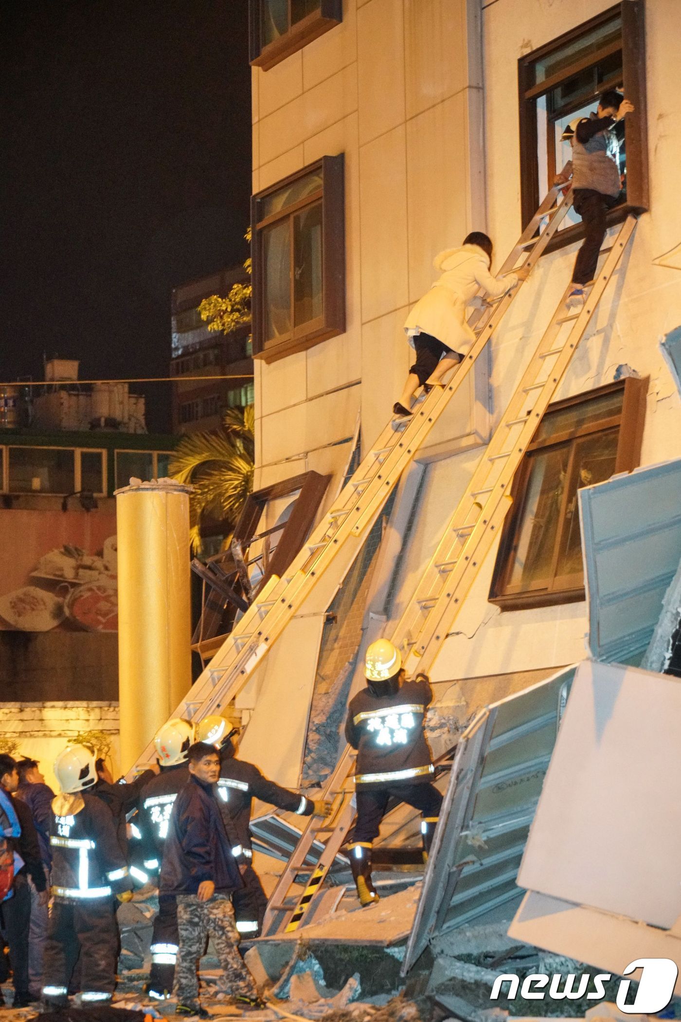 (화롄 AFP=뉴스1) 우동명 기자 = 7일(현지시간) 대만 화롄 지역에서 발생한 규모 6.4의 강진으로 붕괴한 마샬 호텔의 투숙객들이 대피하고 있다. 이번 지진으로 최소 2명이 …