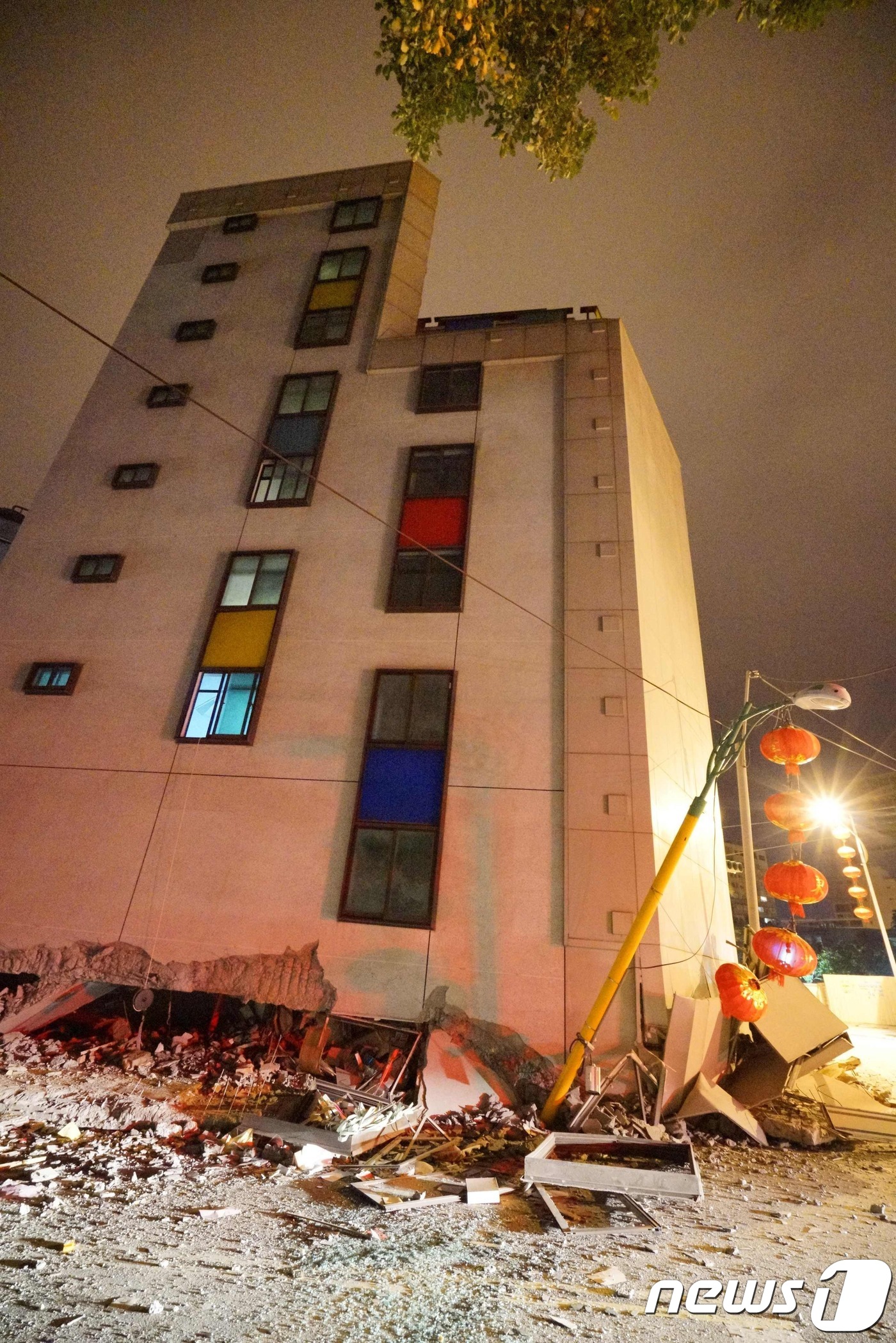 (화롄 AFP=뉴스1) 우동명 기자 = 7일(현지시간) 대만 화롄 지역에서 발생한 규모 6.4의 강진으로 붕괴한 마샬 호텔의 손상된 모습이 보인다. 이번 지진으로 최소 2명이 숨지 …