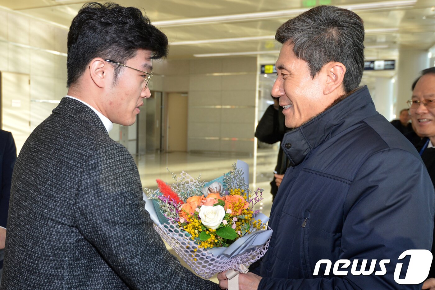본문 이미지 - 7일 오전 경북 포항공항에서 에어포항 첫 번째 고객인 하수원(28)씨가 이강덕 시장(오른쪽)으로부터 축하 꽃다발을 받고 있다..2018.2.7/뉴스1 ⓒ News1 최창호 기자