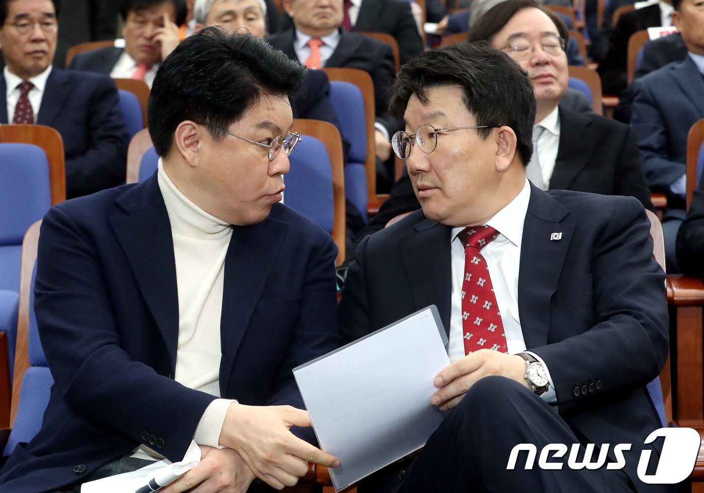 본문 이미지 - 권성동 자유한국당 의원이 7일 오전 서울 여의도 국회에서 열린 당 의원총회에서 장제원 수석대변인과 대화를 나누고 있다. 2018.2.7/뉴스1 ⓒ News1 박정호 기자