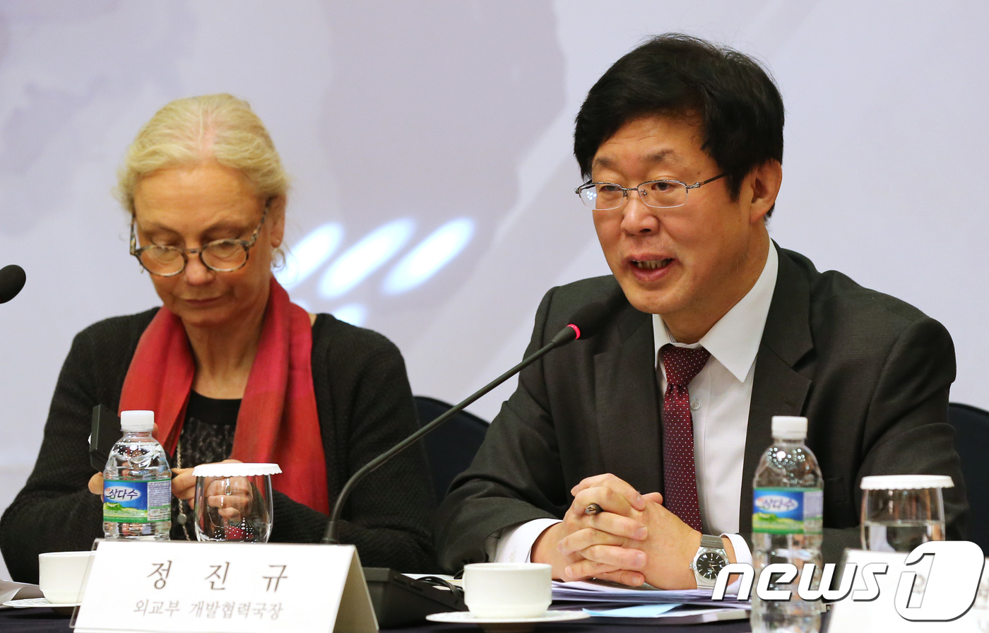 (서울=뉴스1) 박지혜 기자 = 정진규 외교부 개발협력국장이 7일 오전 서울 세종로 외교부에서 열린 2018 OECD 개발원조위원회 동료검토 보고서 발간회의에서 발언하고 있다. 2 …