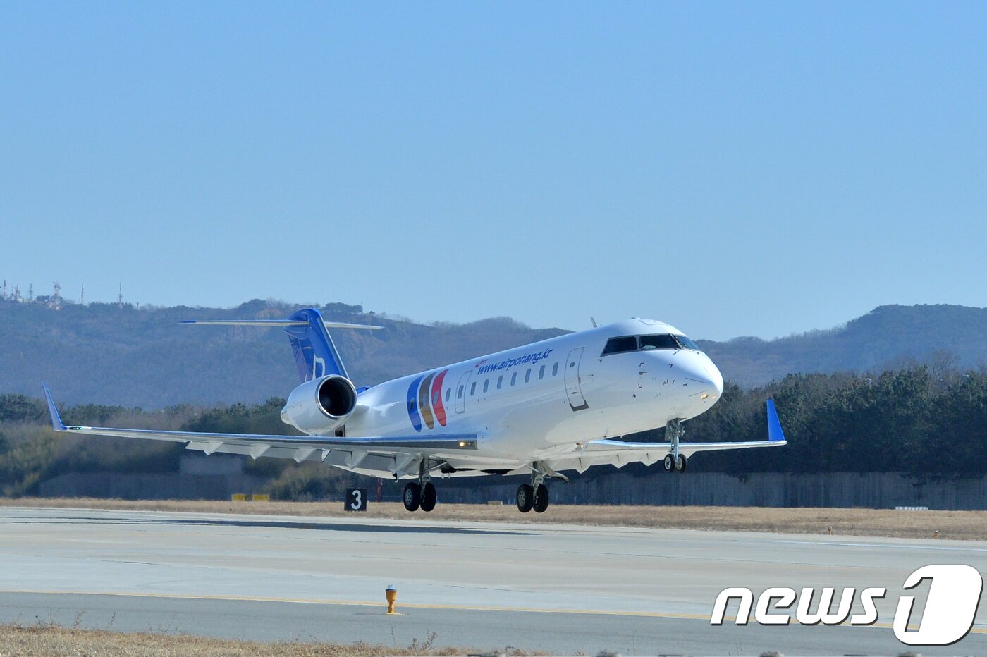 본문 이미지 - 7일 오후 경북 포항공항에서 에어포항 1호기가 김포공항을 향해 이륙하고 있다018.2.7/뉴스1 ⓒ News1 최창호 기자