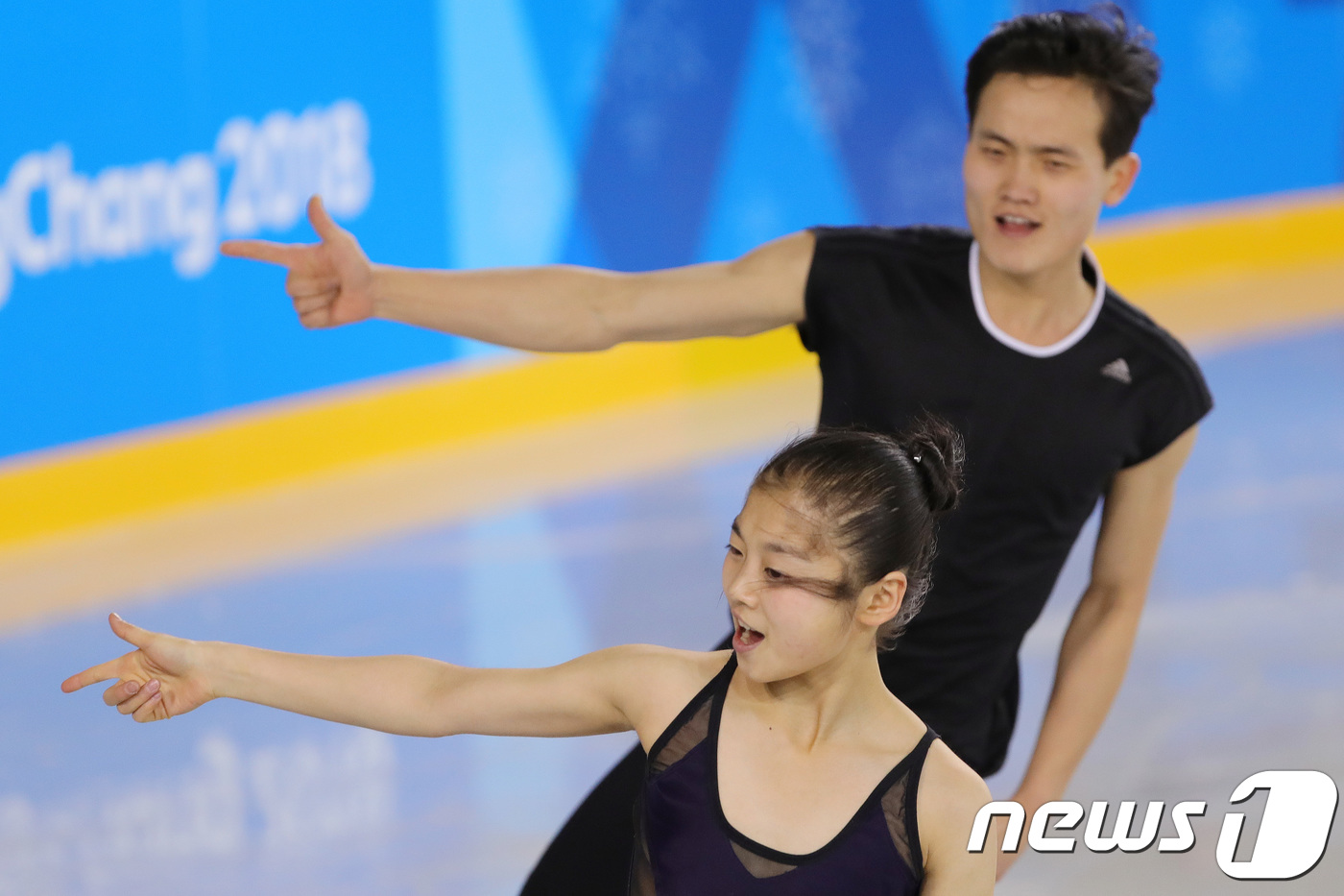 (강릉=뉴스1) 임세영 기자 = 2018평창동계올림픽에 출전하는 북한 피겨스케이팅 페어 렴대옥·김주식이 7일 오후 강원도 강릉 아이스아레나 연습링크에서 훈련을 하고 있다. 2018 …