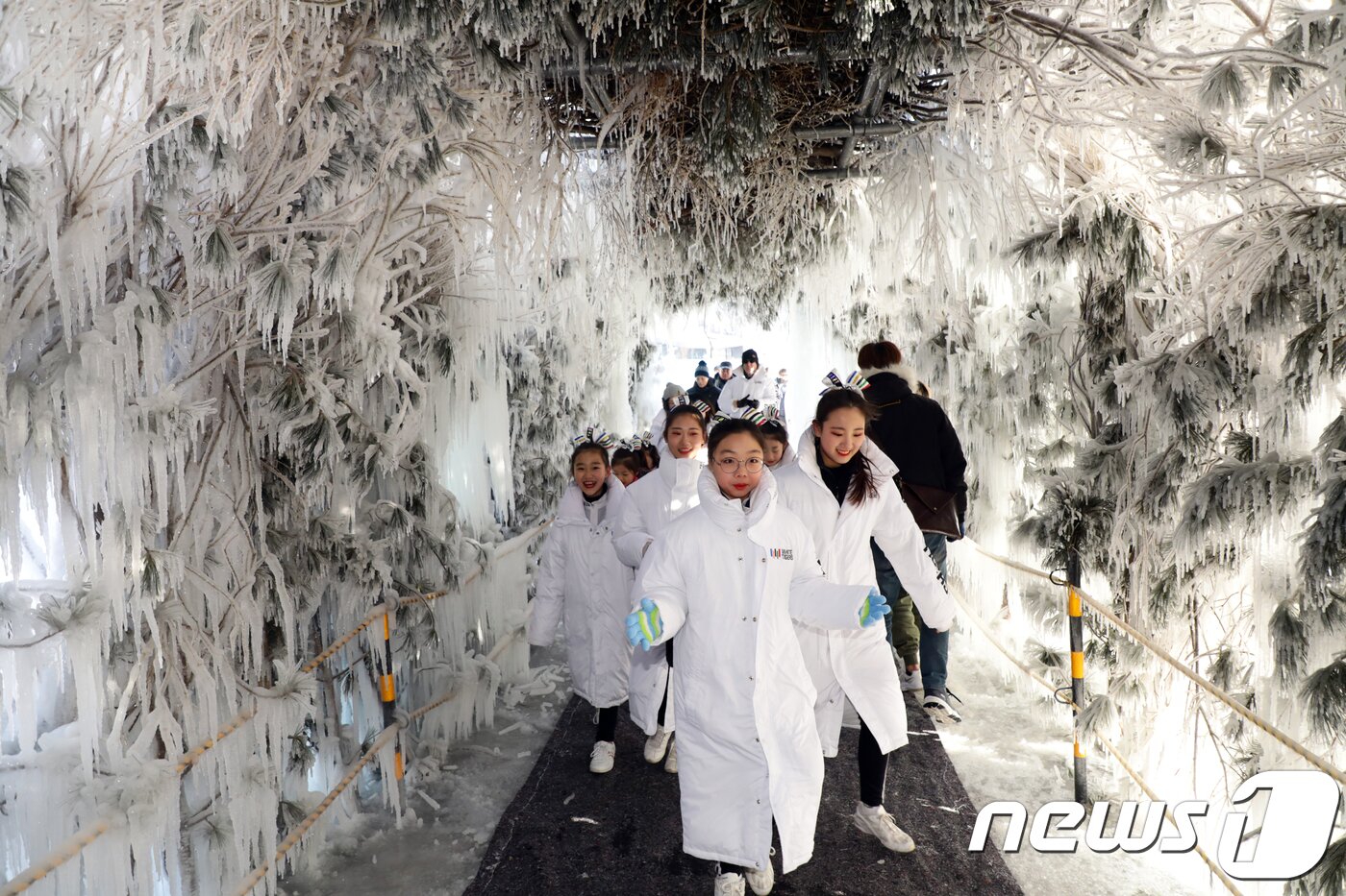 본문 이미지 - 7일 강원 정선군 정선읍 조양강 제2교 일원에서 개최된 정선고드름축제에서 아이들이 미소를 지으며 터널을 통과하고 있다. 축제는 평창동계올림픽 개최기간과 맞물려 25일까지 진행된다. 2018.2.7/뉴스1 ⓒ News1 박하림 기자