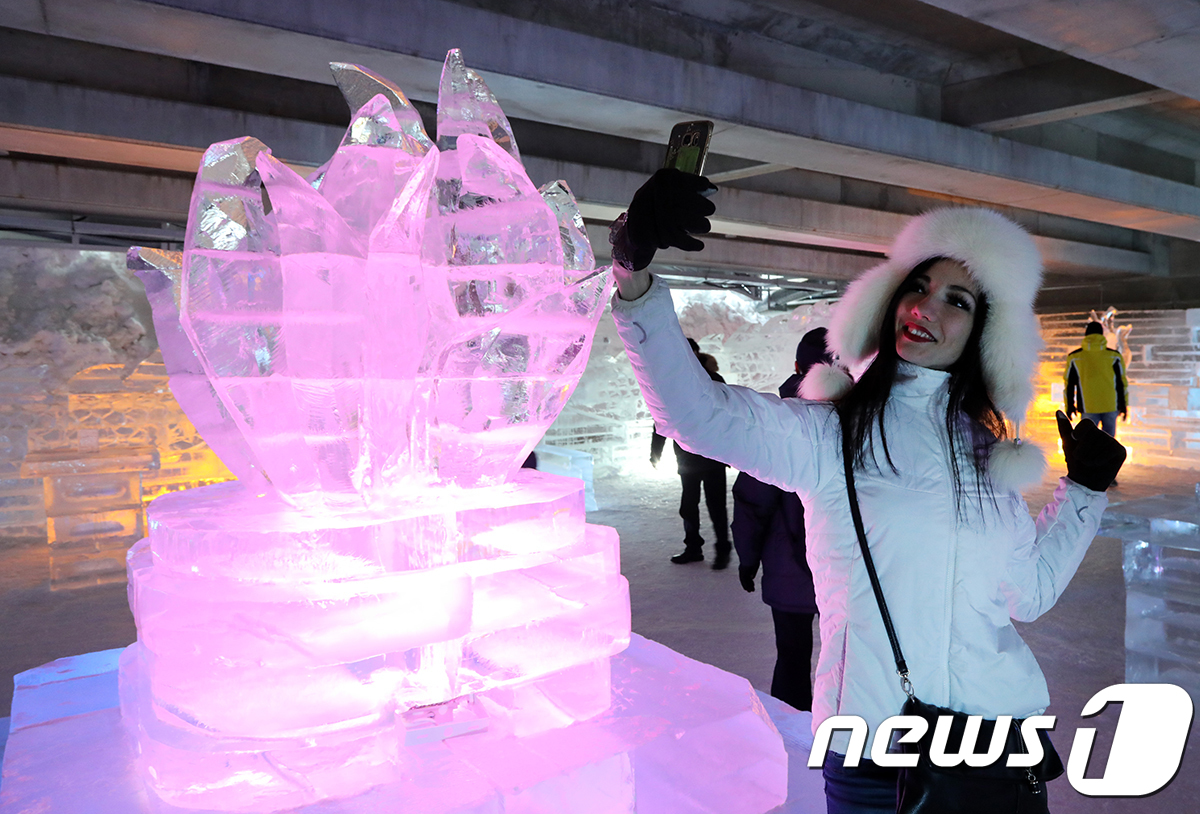 (서울=뉴스1) = 7일 강원 평창군 대관령면 송천 일원에서 개막한 제26회 대관령눈꽃축제를 찾은 외국인 관광객이 즐거운 시간을 보내고 있다.세계명작 동화를 주제로한 올해 축제는 …